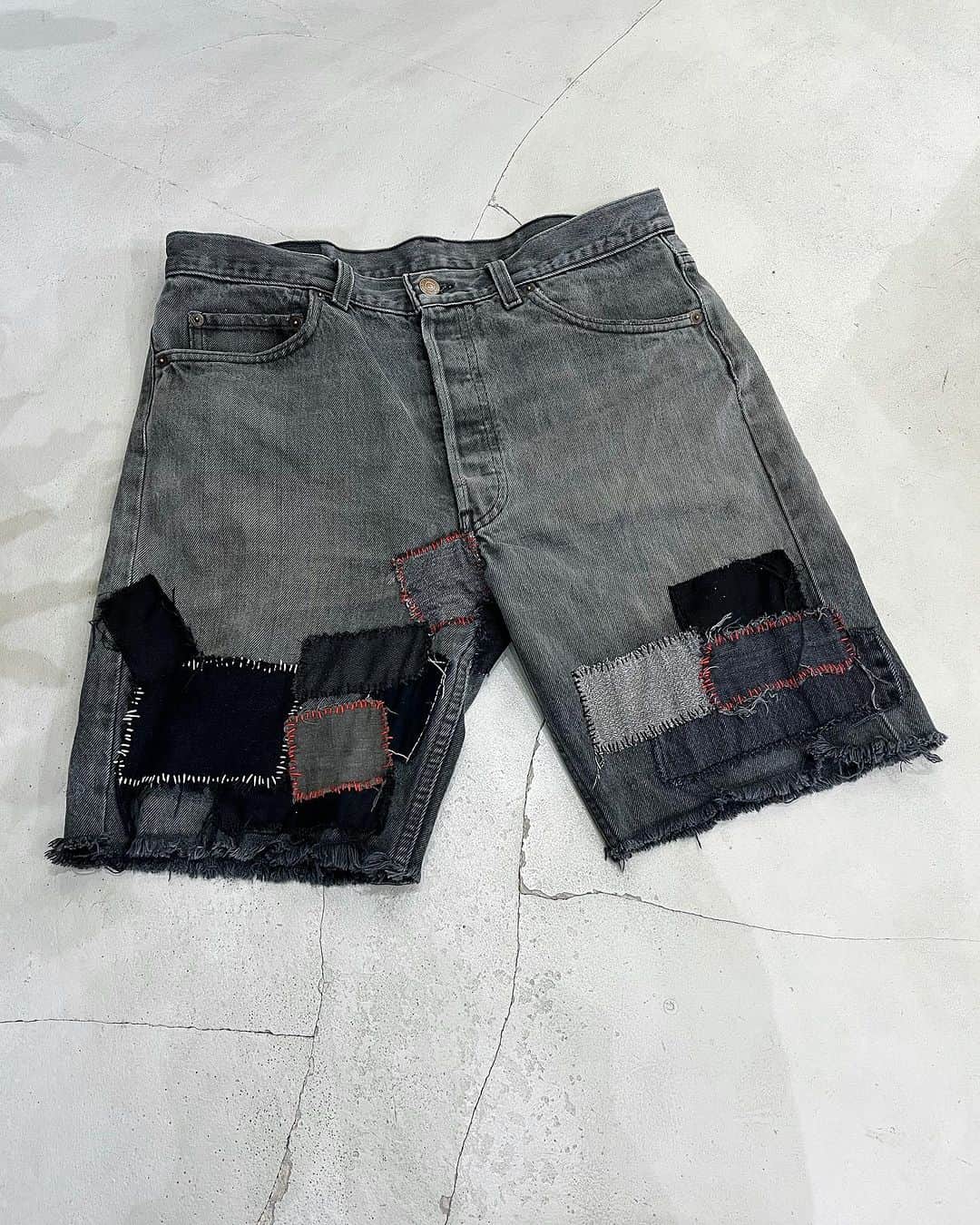 ジャムルのインスタグラム：「LEVI'S 501 BLACK USA製 CRUST  shorts . お盆休みゆるりと色々入荷しております。 . #お問い合わせはお電話で承ります #jammru #osaka  #fashion  #streetstyle  #streetfashion  #vtg  #vintage  #used  #usedclothing  #古着 #古着屋 #ファッション #70s #80s #90s」