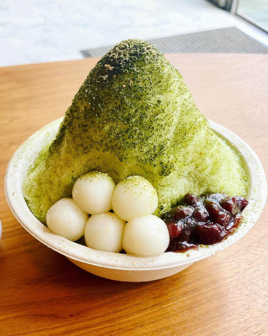 のインスタグラム：「あっついから 粉雪氷🧊食べた😋 めっちゃ、フワフワなんだけど… お口に入ると、何とも言えない食感がクセになりそうです🩷 美味しかった〜 #かき氷 #粉雪氷 #茅ヶ崎 #sanbyair」