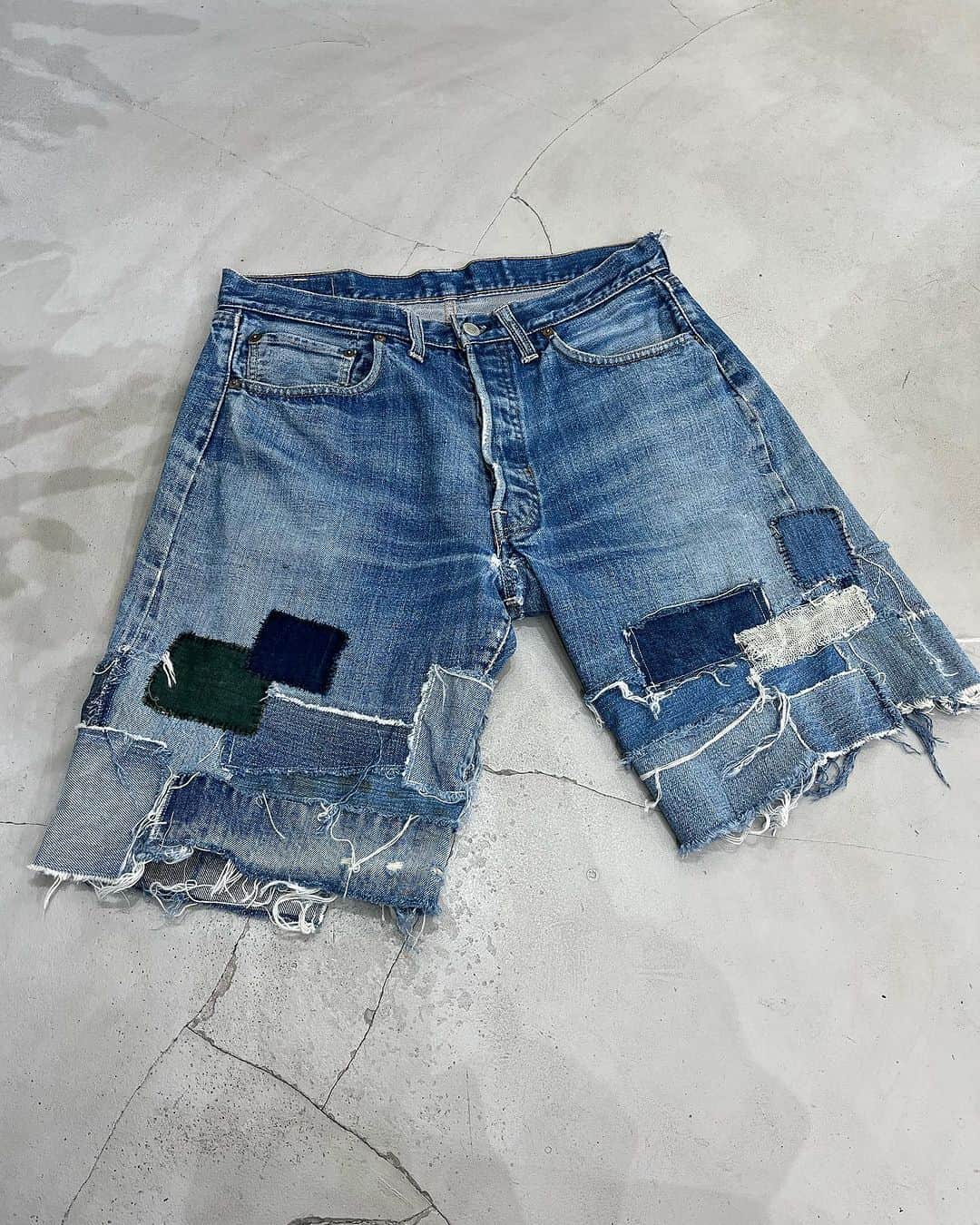 ジャムルのインスタグラム：「vintage LEVI'S 501 66 single CRUST shorts . お盆休みゆるりと色々入荷しております。 . #お問い合わせはお電話で承ります #jammru #osaka  #fashion  #streetstyle  #streetfashion  #vtg  #vintage  #used  #usedclothing  #古着 #古着屋 #ファッション #70s #80s #90s」
