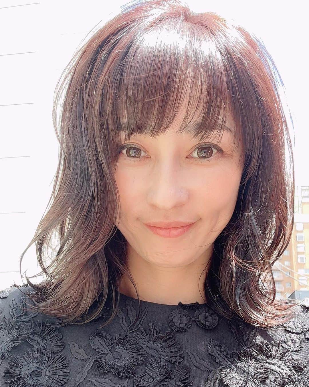 滝川その美のインスタグラム：「伸び伸びになっていた髪をやっとカット出来ました💇‍♀️本当は2ヶ月に一度くらでカットしたいのですがっ😅 @shibuken_sunvalley  いつもありがとう😊  #ヘアカット #ミディアムヘア #ボブにもしたいけど結べる長さが希望 #40代ヘアスタイル」