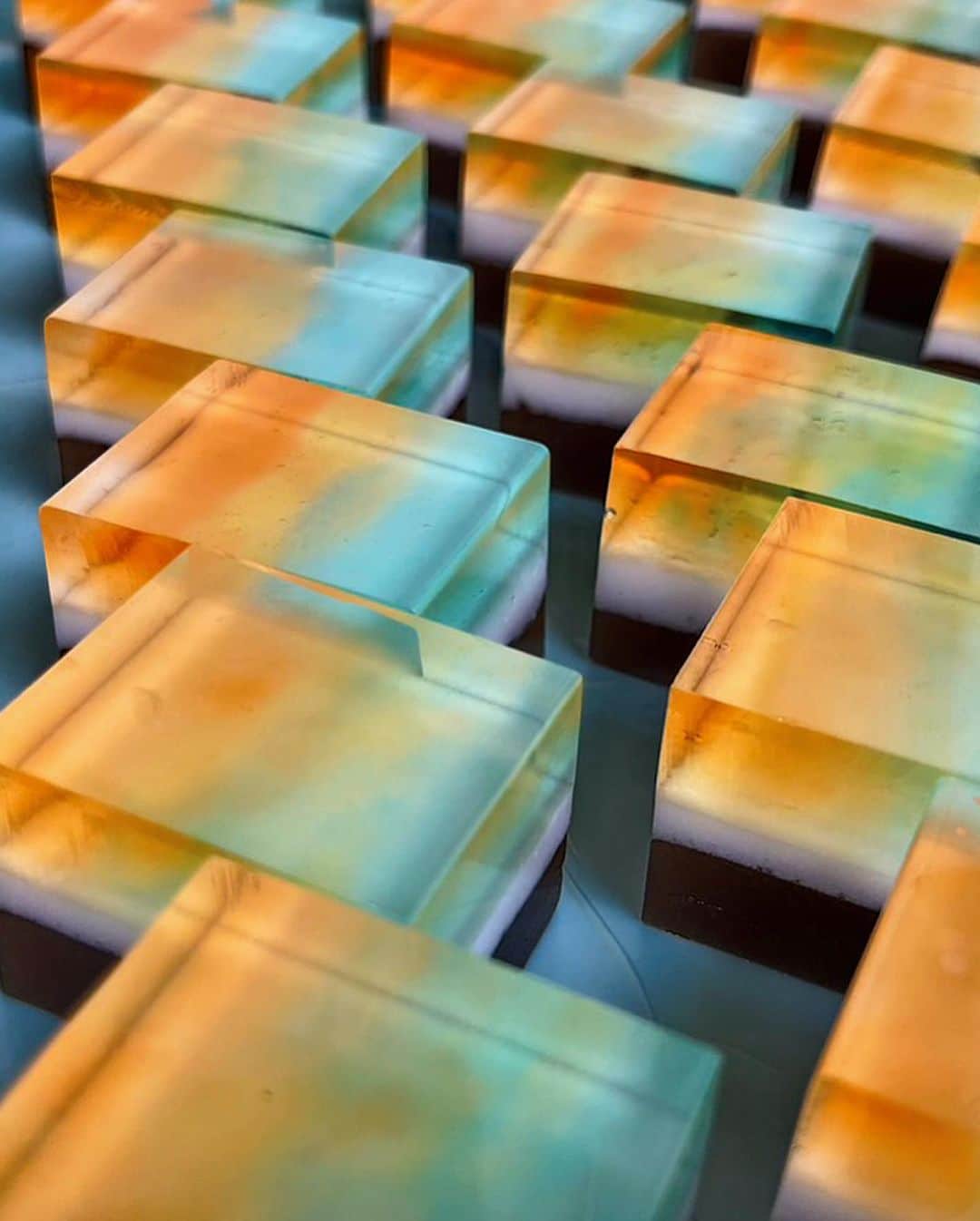 KEISUKE SYODAのインスタグラム：「WAGASHI @tokinose x @studiotheblueboy 💡 3年前に制作したアートピース ライトボックスをイメージした和菓子（錦玉羹(寒天)＋桂皮松の羊羹）のコラボレーションをいたしました。他にもポップアップ限定で登場いたします☝️ . 和菓子だけれど洋菓子のような食べやすい味わいが特徴の季のせさんの和菓子。 初めましての時にすっかり虜になってしまいました。 とてもユニークな味が印象的な和菓子ばかりを扱っていらっしゃるので、今までの和菓子の概念が吹き飛ぶほどのクリエイションに目も舌も楽しめる事間違いなしです。 . そんな季のせさんの和菓子も購入いただける、ポップアップはいよいよ16日からスタートいたします☝️ 福岡や九州地方の方、ぜひお待ちしております☺️🙏 .  【Hankyu.Mode Gallery STUDIO THE BLUE BOY POP UP in Fukuoka】開催まで残り5日。 8/16（水）- 22（火）まで開催する同受注会はSTUDIO THE BLUE BOYでは初の九州地方でのイベント。⁠ 今回は福岡をベースにする、和菓子屋 @tokinose 、そして陶芸作家の @inblue_akatsuki とのコラボレーションアイテムも展開いたします。⁠ .⁠ Hankyu.Mode Gallery⁠ STUDIO THE BLUE BOY POP UP in Fukuoka⁠ 8/16（水）- 22（火）※最終日は18時終了⁠ 博多阪急 1Fメディアステージ⁠ .⁠ 国内外の新進気鋭のクリエーターが一堂に介するキュレーションイベント「Hankyu.Mode Gallery」今回は“伝統と革新”をテーマに、業界の既存の型にはまらず、新たな価値を生み出す3人のクリエーターが出店します。⁠ ユニークなデザインのラグやクッション、国内外の美しい景色から着想を得て生まれたお香をはじめ、日本の四季や自然をイメージし、独自の作風を追求し生み出される有田焼の器や伝統的な和菓子の概念にとらわれず、新しいアイデアと遊び心をプラスした四季折々の和菓子など、暮らしの中に取り入れることで新たなインスピレーションや表現のきっかけを与えてくれるプロダクトをご紹介します。」
