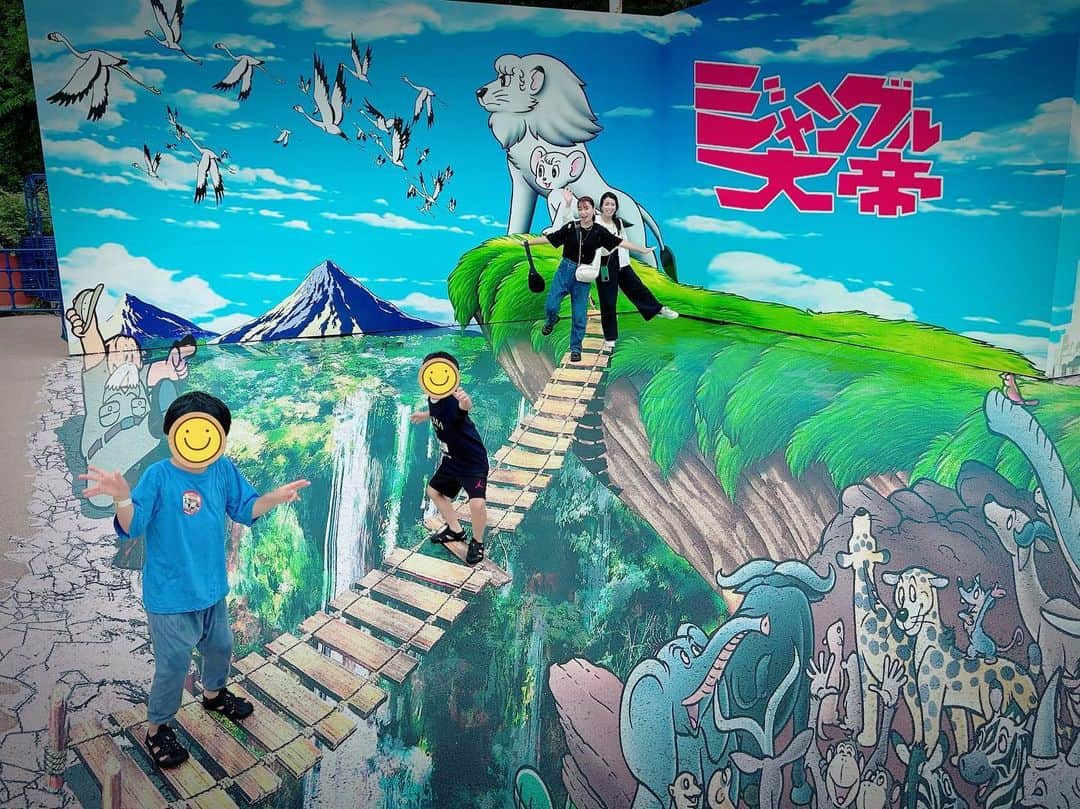 保田圭のインスタグラム：「トリックアート💕 吊り橋のトリックアートが 子供達はお気に入りだったようで  動きのある面白い写真が たくさん撮れました🥰✨  #西武園ゆうえんち #トリックアート」