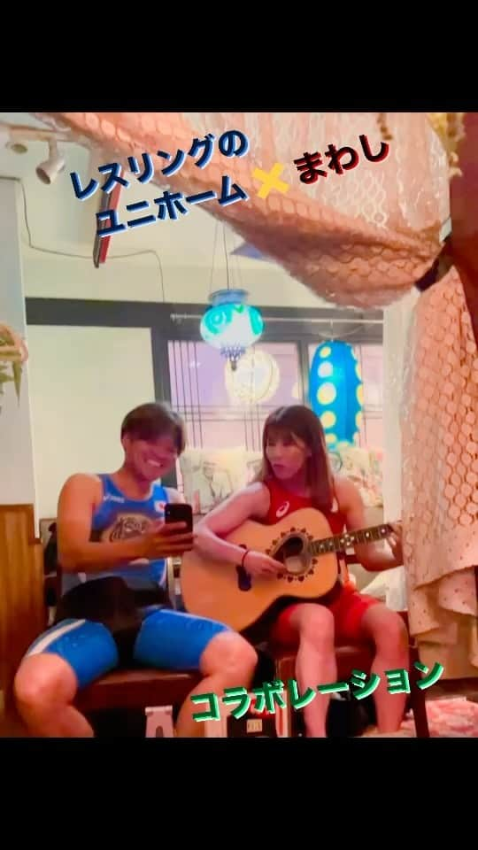 大久保嘉人のインスタグラム：「豊ちゃんのサプライズ誕生日で よっくんと一緒に歌のプレゼント🎸🎁  何度も練習したのに 本番でキーの高さを間違える よっくんはオモロすぎー🤣  これも良い思い出だねᥫᩣ  P.S 最後にオチあり🫣🗯  #サプライズバースデー  #ドスコイ3人組 #大久保嘉人 #豊ノ島」