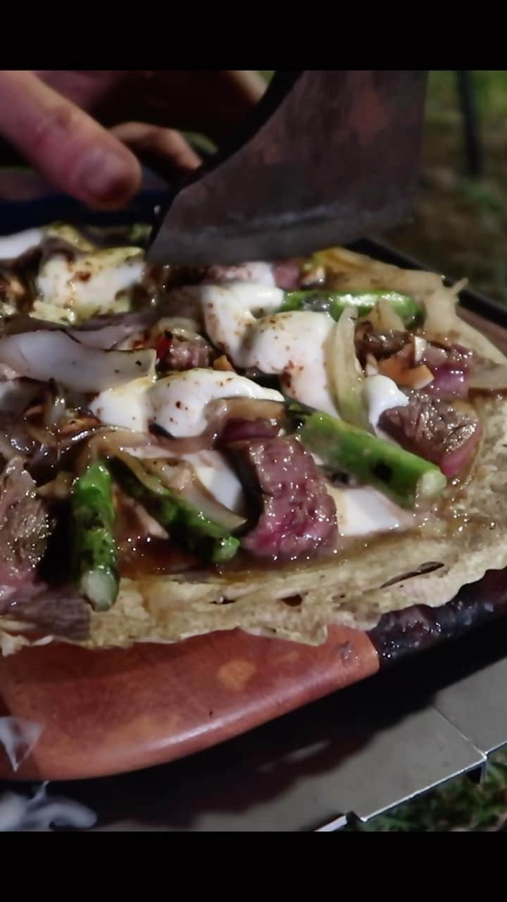 森公平のインスタグラム：「焼肉ピザ【キャンプ飯】  #camp #camping #cooking #cook #outdoors #outdoorcooking #pizza #steak #yakiniku #recipes #キャンプ #キャンプ飯 #レシピ #ピザ #斧飯 #森キャンプ公平」