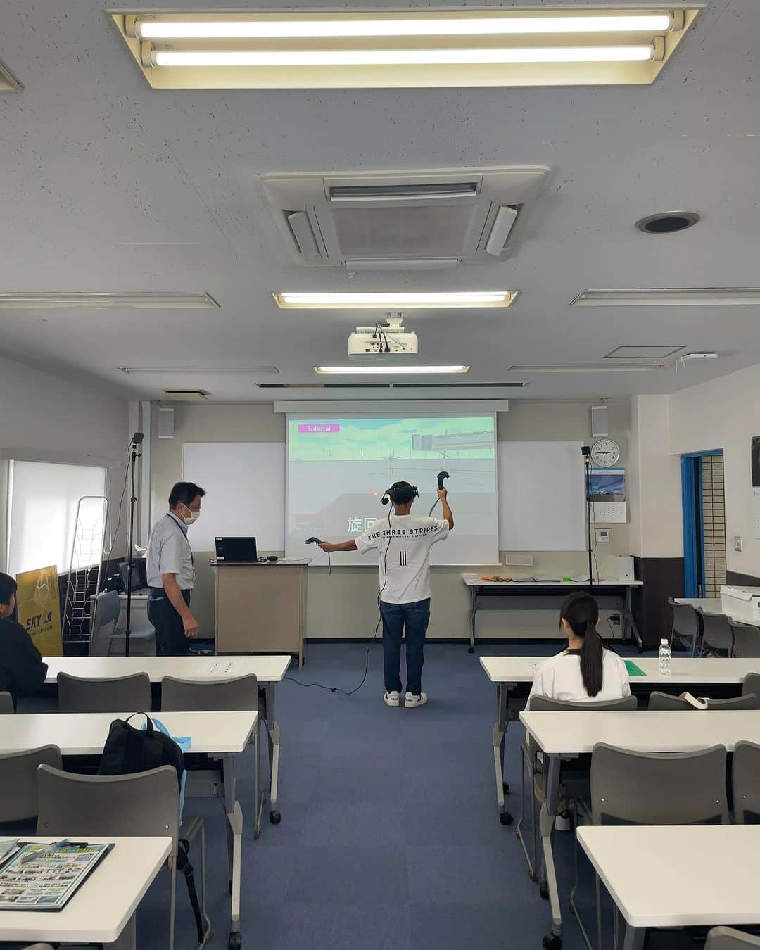 東京観光専門学校さんのインスタグラム写真 - (東京観光専門学校Instagram)「こんにちは‼️エアポート学科です❗️✈️✨  トーカンでは毎週オープンキャンパスを実施しております‼️  本日は、マーシャリングのシュミレーター体験を実施いたしました❗️🛩✨✨  マーシャリングを行う際には、キャプテン👨‍✈️に指示が伝わるよう、正確に作業することが大切だと学びました‼️✨✨  次回(8月12日)(土曜日)のオープンキャンパスでは、「成田空港のヒミツ」を行う予定です❗️👍  グランドハンドリングや、空港に興味がある方は、ぜひお越しください‼️✈️✨✨  お待ちしております‼️🛫✨✨   #東京観光専門学校  #トーカン  #エアトーカン  #エアポート  #エアライン  #グランドハンドリング  #キャビンアテンダント  #グランドスタッフ  #空港  #飛行機  #飛行機すきな人と繋がりたい   #マーシャリング」8月11日 16時19分 - tokan_1967