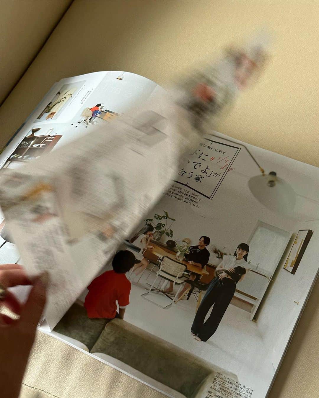 松本恵奈さんのインスタグラム写真 - (松本恵奈Instagram)「今月発売のVERY9月号に家族で出ています♡ “「遊びにおいでよ」が似合う家” という企画で4Pの特集を組んで頂きました💓 撮影はキャンプ仲間の @tsukapon0629 が担当してくれてとても楽しい時間だったよ♡ とても素敵なページになっているので、是非、見てみてください♡ 表紙の @akihigashihara も最高に可愛い♡ 本屋さんでもすぐ見つけれた♡ #very #9月号 #interior」8月11日 16時19分 - ena1123