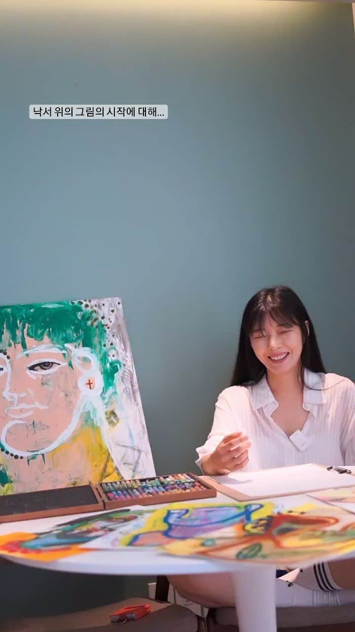 ハン・ウンソンのインスタグラム：「#낙서위의그림 #썰  인터뷰를 진행해 주셨던 바다님의 리액션에 힘입어 💕  우리의 작은 몸부림도 누군가에겐 큰 영감으로 다가갈 수 있습니다.   지금도 각자의 삶을 뚫고 가는 모든 분들이 힘내시길 응원합니다.  예술의 많은 기능 중 몰입과 창조로 인한 치유의 힘을 믿습니다.  함께 낙서하고 함께 완성해나가는 즐거움과 짜릿함  영감을 주고 받는 그 자체가 힐링이 됩니다  #낙서의힘 #낙서 #예술힐링 #인물낙서 #powerofdoodle #powerofpositivity #artlovers #doodle #doodleportrait #doodleart #낙서교감 #소통 #기록 #긍정 #몰입 #치유」