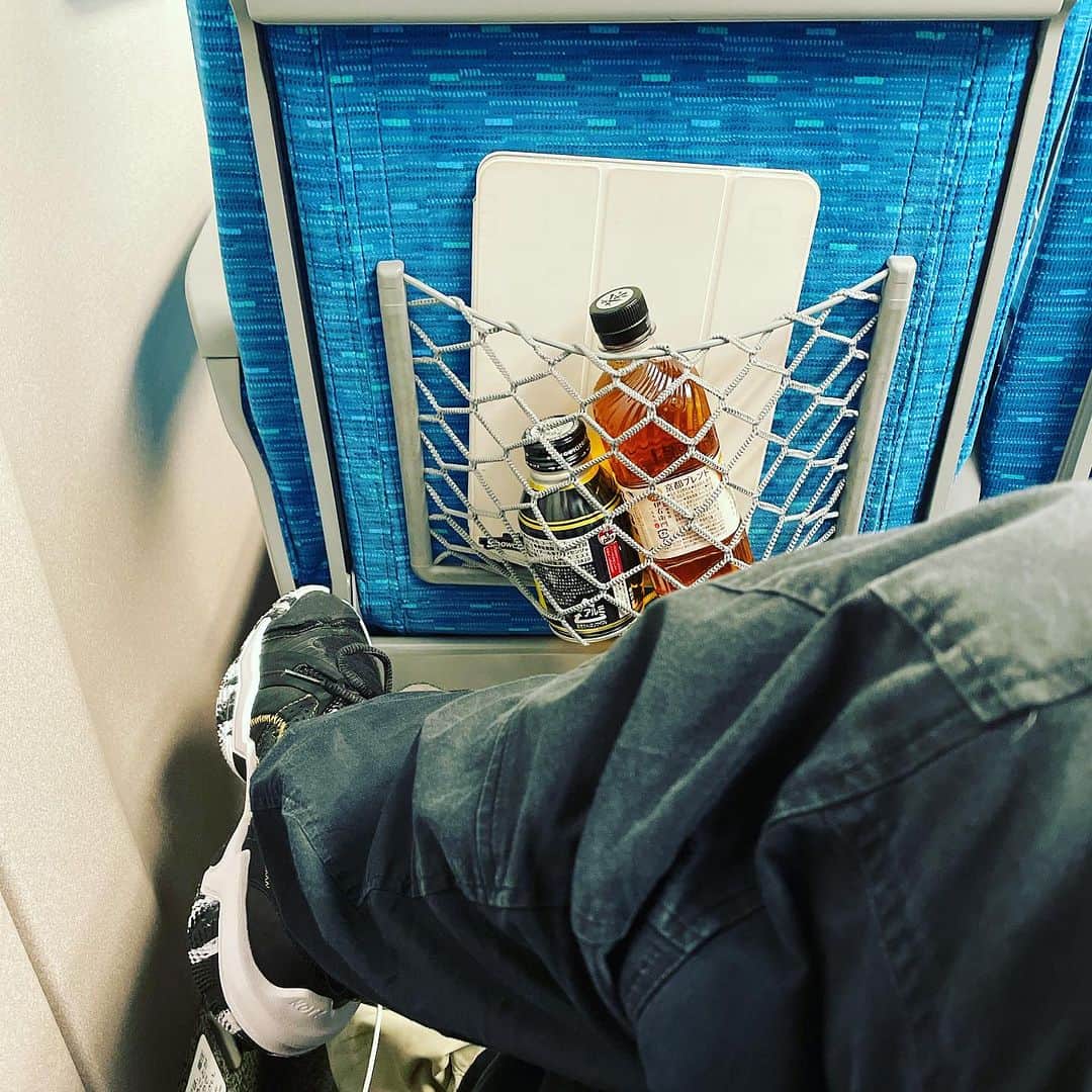 三吉ツカサのインスタグラム：「1年で何回かある連休中の移動 #満席 #乗り遅れたら自由が少なめの自由席送り #明日は曇り希望」