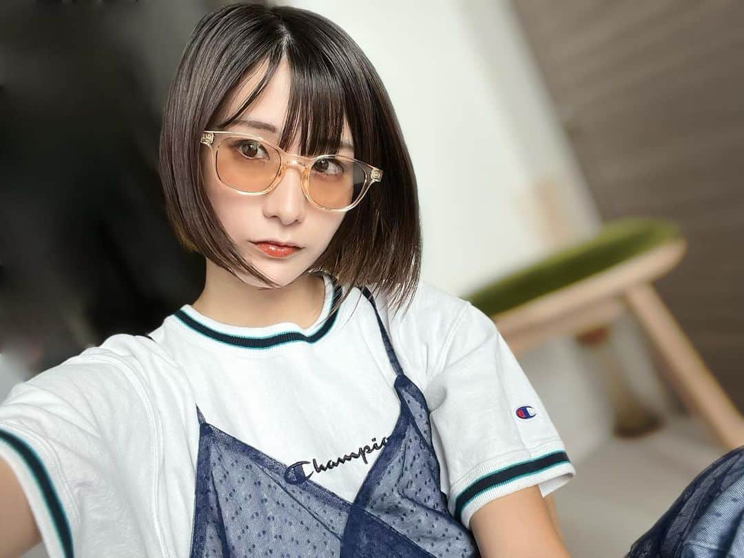 来栖うさこさんのインスタグラム写真 - (来栖うさこInstagram)「. . . UNIQLOで一目惚れした サングラス🕶️？というのか？  カラーレンズ？？😗  暖色似合わないから〜って あんまり身につけなかったけど 意外としっくりくるかもしれない  ☺️🌸  #サングラス #sunglasses  #UNIQLO #uniqloコーデ  #ユニクロ #ユニクロコーデ  #ユニクロ購入品 #ショートヘア  #japanesegirl #デニムパンツ #champion #championtee  #ショートカット女子 #カラーレンズサングラス  #summerslam #カラーレンズを楽しむ」8月11日 16時21分 - kurusu_usako