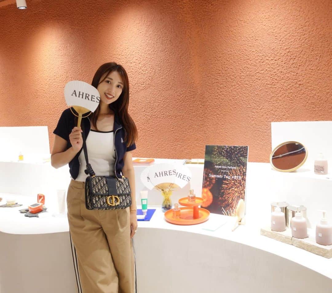 広瀬未花のインスタグラム：「・ 「Function withEntertainment.」というコンセプトに基づき、昨年に誕生した今注目のLifestyle＆Beauty ブランド【AHRES】@ahres_official   只今、8/27(日)まで 「香りを団扇に焚き染め、夏の“涼”を感じる」体験イベントを開催中ですよ♪  キャットストリートにある表参道店と、 東京ミッドタウン八重洲店の2店舗同時開催ですが、私は表参道店におじゃましてきました💓 内装もとてもオシャレでギャラリーのようです✨  AHRESのフレグランスは〝Sound Skin Perfume〟の名の通り、香りを“聞く”というユニークな発想で作られていて、それぞれの香りをイメージした音楽をお店でも楽しむことができます🎶 シンプルに香りを楽しむだけではなく、そこに音楽の要素も加わることで、プルースト効果による記憶や情景を思い起こさせる力もより膨らんで、想像力を掻き立たせられましたよ🥰 あえて視覚を除いた、香り✖️音の世界観て素敵だなぁ〜って感じました✨  今回、6種類の定番の香りに加えて数量限定の 【EN-LAI 】【JIN-LAI】の香りも、 音楽と共に団扇に香りを纏わせてお試しさせて頂きました！ (ちなみに、ENLAI 遠雷、JINLAI迅雷　の意味なのだそう。格好良い)  どちらの香りも夏らしく、どこか魅惑的でとても好き😍 あえて普段選ばない爽やかなJIN-LAIをこの夏はつけてみようと思います✨ ユニセックスで楽しめるオシャレな香りなので、男性にもおすすめですよ💓 こんな素敵な香りをつけてるメンズは、好感度でしかないです。(断言w)  【EN-LAI 】【JIN-LAI】は数量限定なので お早めに〜！！！  また、イベント期間中に各店舗にてフレグランスをお試し頂いた方には数量限定でAHRES オリジナル団扇をおひとり様に１つプレゼントしてますよ😆 この団扇も可愛いし、お気に入りの香りを纏わせるとずっと扇いていたくなりますw 　　　　　　　　　　　　　　　　　　　　　　　　　　　　　 ※なくなり次第終了なのでお早めに  他にもスキンケアなど素敵なアイテムがあるので、またご紹介します😍 ここに来れば、自分やお友達へのギフトが 見つかること間違いなし。  是非、お店に行ってみてね❤️  ------------------------------------------------------- イベント期間：2023年8月7日（月）～8月27日（日）     実施店舗：AHRES表参道店（cat street）　東京都渋谷区神宮前6-7-8 ネスト原宿パートⅥ-1階　　 営業時間：11:00～20:00  実施店舗：AHRES東京ミッドタウン八重洲店 　東京都中央区八重洲2-2-1 東京ミッドタウン八重洲1階 営業時間：11:00～21:00  #香りが大好き❤ #AHRES #アーレス #フレグランス #イベント開催中 #スキンケア #lifestyle #beauty  #fragrance」