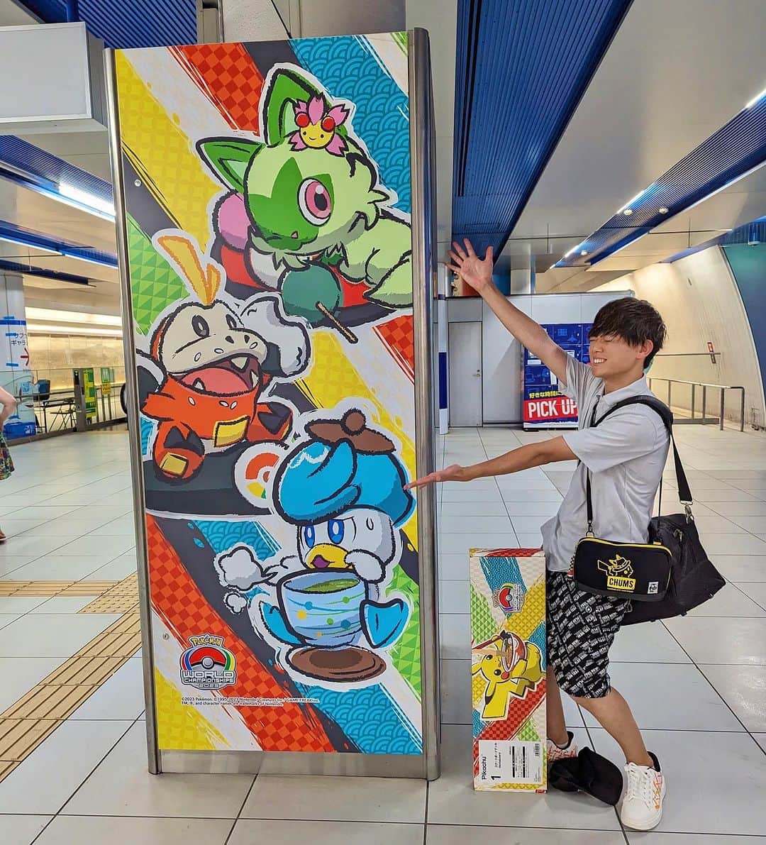 松丸亮吾のインスタグラム：「#ポケモン 世界大会が開催中の #横浜 に今日も来た！！  あちこちポケモン展示だらけで最高！！推しの #ニャオハ ！！  #みなとみらい」