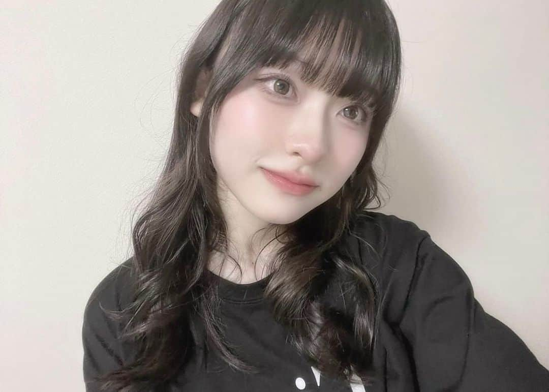 歩花のインスタグラム：「髪の毛頑張って巻いてみた日に撮った写真 ちょっと前の自撮り 髪の毛巻くの難しい  カラコン @olola_jp さんブラーリングブラウン 瞳！存在感！色味が絶妙でかわいい #olola #オロラカラコン #オロラ #カラコンレポ #巻き髪 #ミディアム」