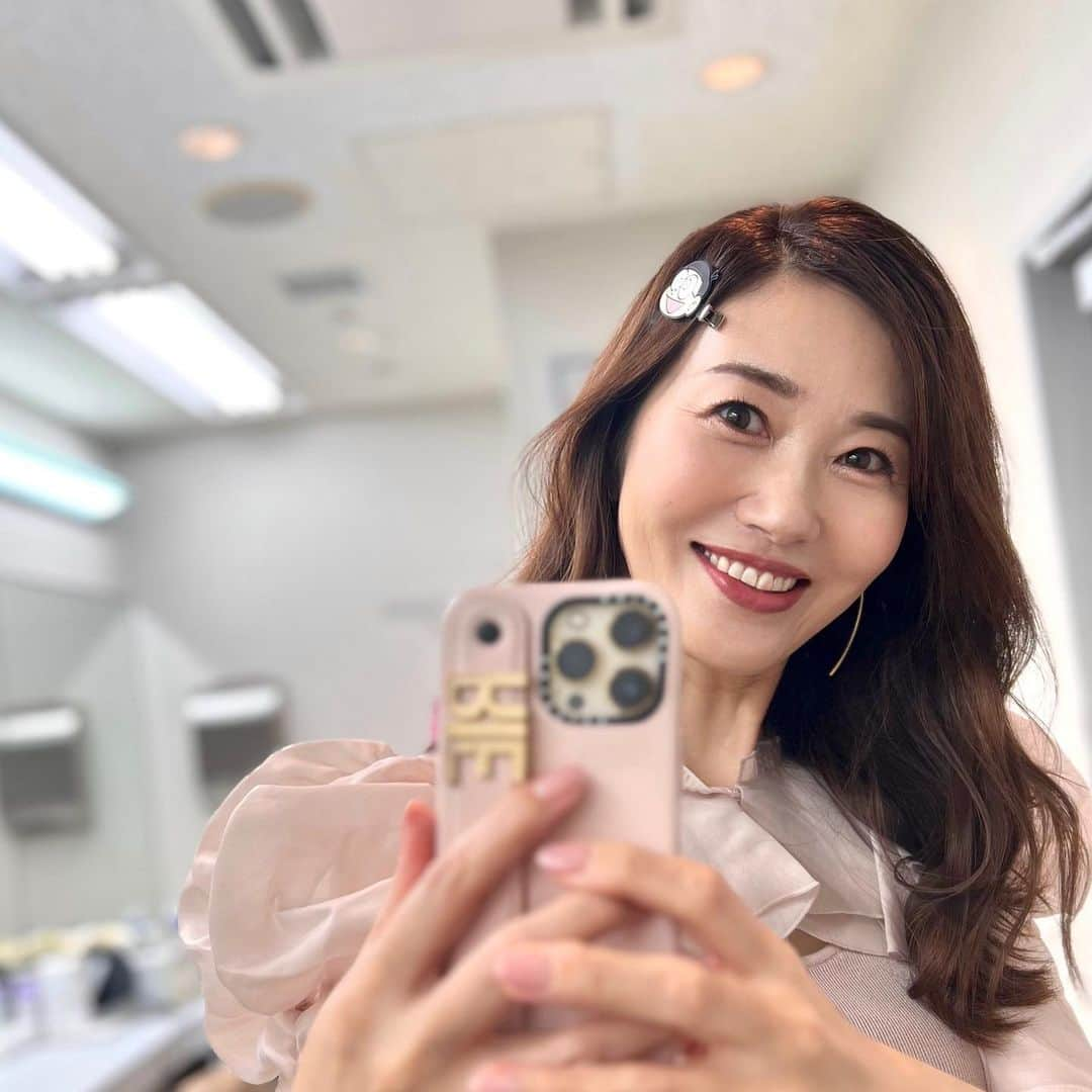 梅本理恵さんのインスタグラム写真 - (梅本理恵Instagram)「撮影ヘアメイク。 ⁡ のび太くんのヘアクリップに和みすぎて まだ取りたくない。笑 ⁡ 毎回色んな発見があります。 よいところも、 エイジングなところも。 ⁡ 悩みはじめるとキリがないけど、 ありのままを受け入れたい。♡ ⁡ そんなお話してました。 ⁡ ⁡ ⁡ ⁡ ⁡ #美ST#撮影 #ヘアメイク #メイクアップ #オフショ #オフショット #撮影オフショット #のび太くん #和む #癒し #野比のび太 #改めて #のび太 #思わずパシャリ #はんなり美魔女 #梅本理恵 #今日も感謝 #美容 #美活 #エイジングケア #楽しみすぎる #あらふぉー #あらふぃふ ☺︎ #髪 #伸びた んよ」8月11日 16時39分 - rie___12ki