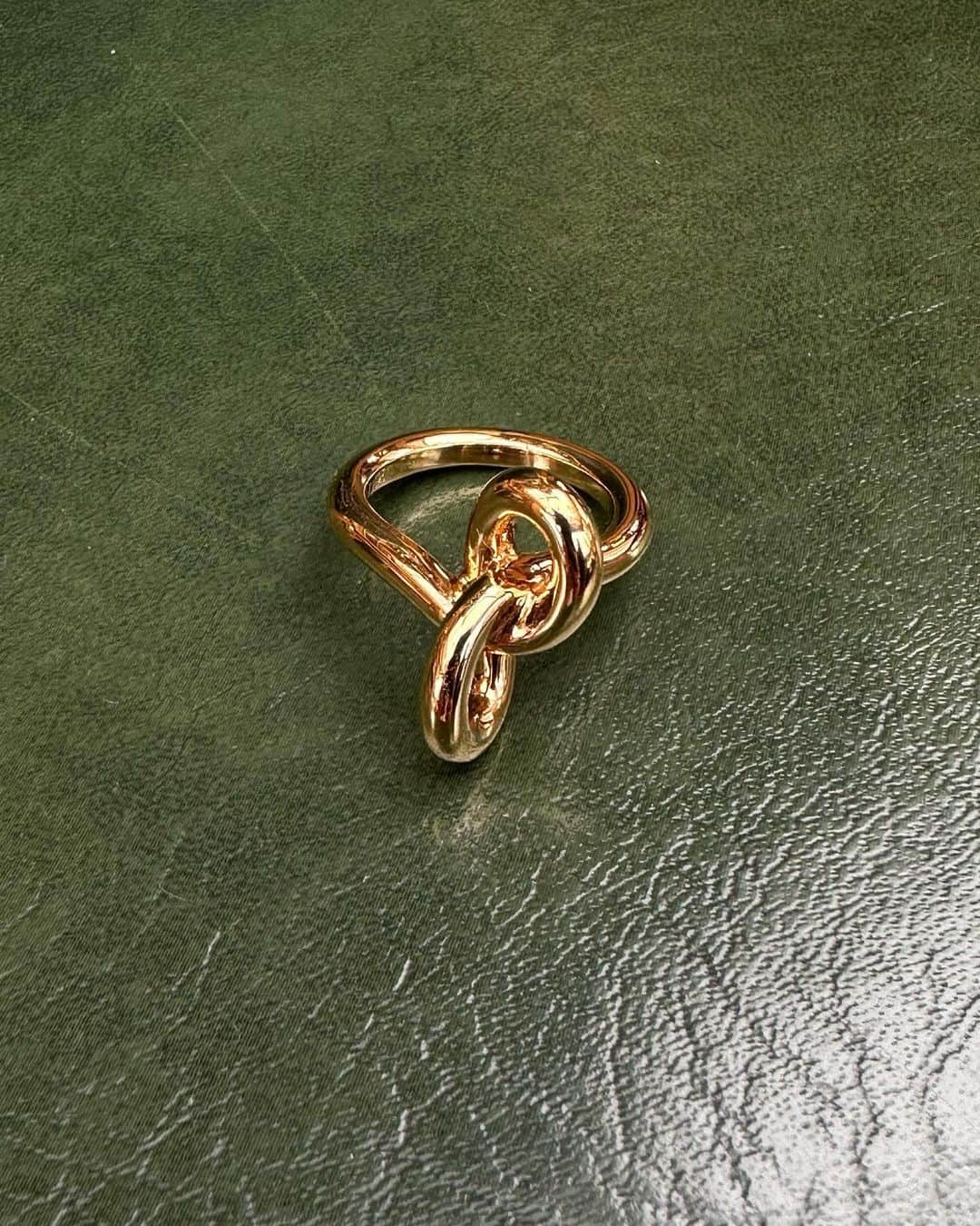 吉竹美聡さんのインスタグラム写真 - (吉竹美聡Instagram)「存在感ある美しい指輪を手元に1点盛り🐉💫 〰️ #fauvirame」8月11日 16時41分 - misatoy