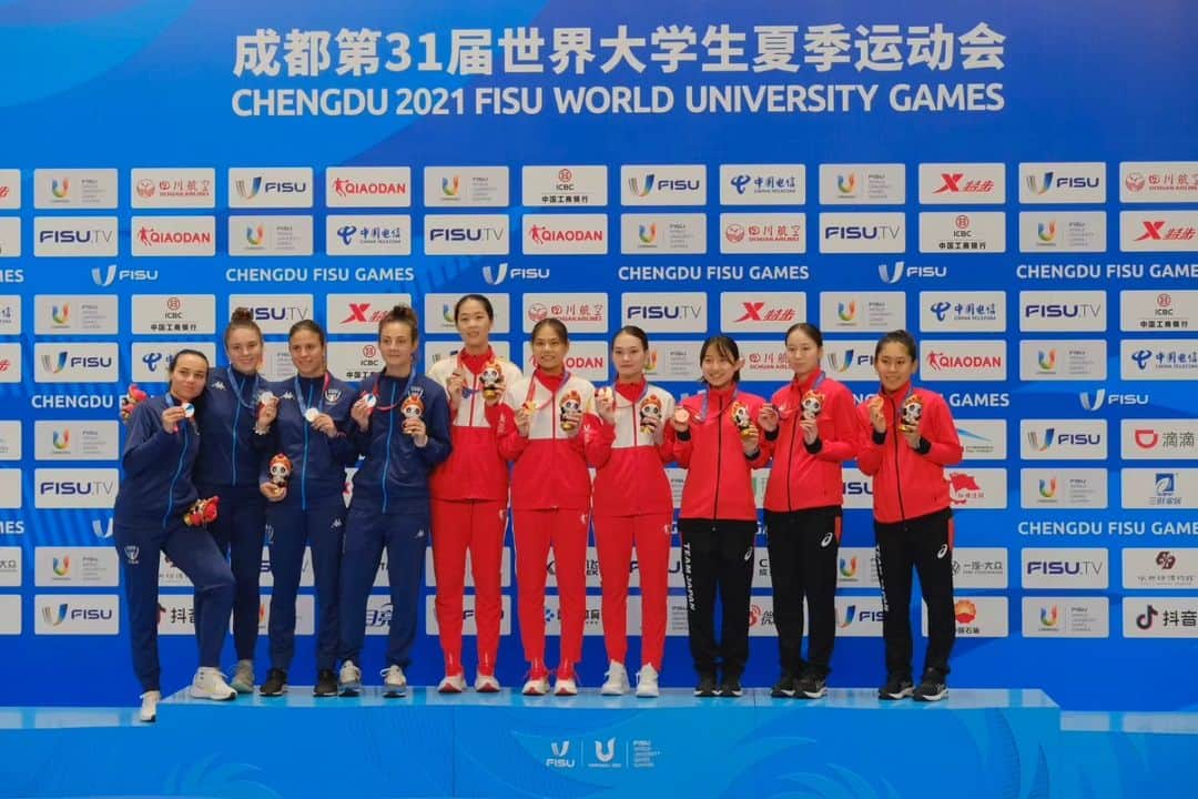 梅津春香のインスタグラム：「【FISU World University Games 🇨🇳】 個人 8位　団体 3位  私にとって最初で最後のユニバーシティゲームズでした。  最近やってきたことが少しずつ結果に結びついてきたのを感じれて嬉しかったです。  特に団体戦での皆でメダルを獲れた喜びは大きかったです🥉✨  数え切れないほど色々と楽しかったユニバでした！  また今大会で改めて、スポーツは様々な繋がりを生む価値あるものだと実感しました。  この貴重な体験を大切に、これからも頑張ります💪🔥  #fisu #worlduniversitygames  #chengdu2021 #chengdu #成都 #teamjapan  #fencing #foil」