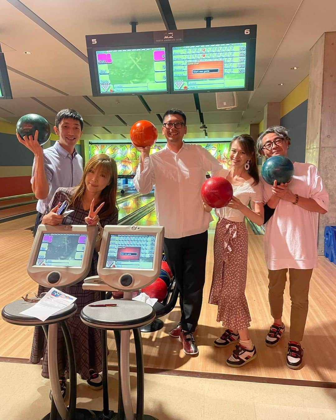 里井真由美さんのインスタグラム写真 - (里井真由美Instagram)「ボーリング🎳ストライクでございます〜🩷  東京アメリカンクラブで貸切ボーリング&ピロさんお誕生日パーティー🥳🎉🎳🙌  動画で撮ってもらったらストライクで、 後はガーターとか🤣w  これ、以前　ストーリーしたら 人気だったので投稿しましたん♡  2度と無いストライクかもだしね😆  お誕生日お祝いしながら ボーリング♡楽しかったー❤️ おめでとうございます㊗️  。。。  ボーリングって みなさま なさるのかしら〜  楽しい週末をお過ごしくださいね〜  。。。  #ボーリング#お誕生日会#里井真由美#フードジャーナリスト里井真由美」8月11日 7時48分 - mayumi.satoi