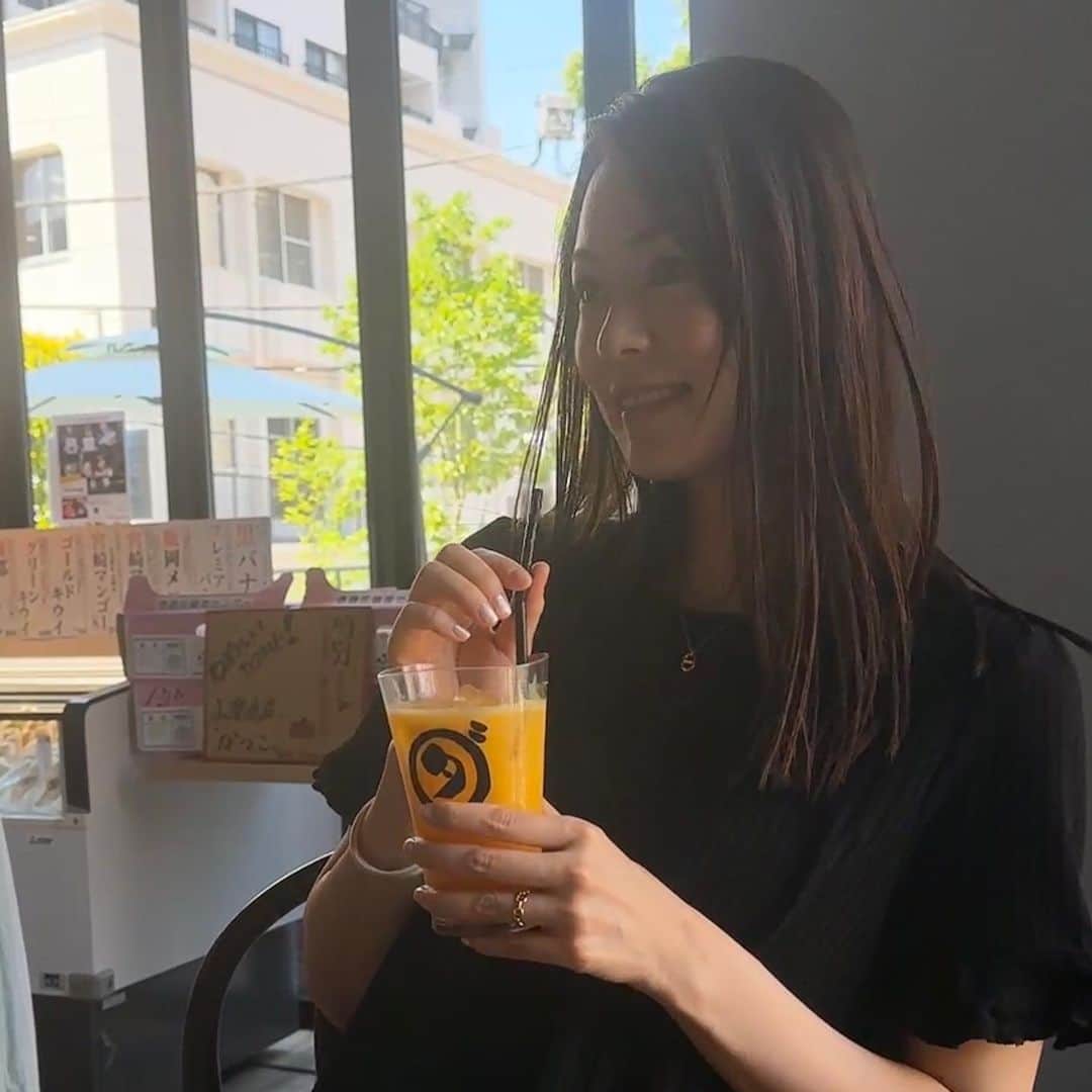 のインスタグラム：「かき氷屋さんずっと行きたくて🍧 おいしいところ教えてもらって行けた日😋楽しかった〜♡  生搾りオレンジジュースも最高だった🍊  #かき氷 #夏 #foodie」
