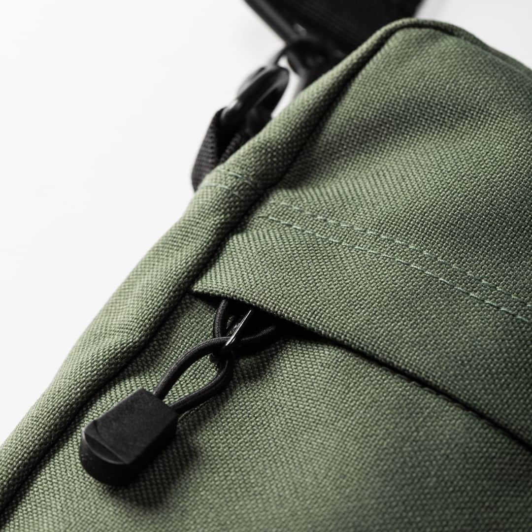 UNDFTDさんのインスタグラム写真 - (UNDFTDInstagram)「A detailed look into UNDEFEATED FALL 23 - Drop 1  Drop 1 concludes with two more pieces from the accessories collection – the UNDEFEATED Mini Crossbody Bag and Shoulder Bag, both available in Black and Olive. The Mini Crossbody Bag features an external bungee compression system, adjustable strap, mesh bottle pocket, tablet and phone sleeve, woven flag label and an embroidered ‘5-strike’ icon. The Shoulder Bag features interior and exterior pocketing, an adjustable strap, key hook, woven flag label and a screen printed ‘5-strike’ icon.  Available Friday, 8/11 exclusively at all UNDEFEATED Chapter Stores and Undefeated.com」8月11日 8時00分 - undefeatedinc
