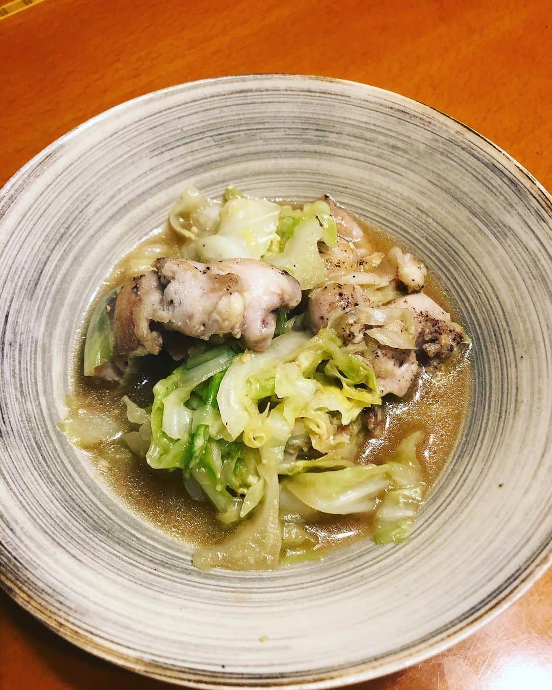 大和田獏のインスタグラム：「#ばくめし 鶏もも肉とキャベツ🥬の味噌炒め煮。 鶏肉はこんがり焼いて、キャベツを加えて炒め(水、味噌、醤油、お酒)を加えて煮ました。 簡単、美味しかった❗️」