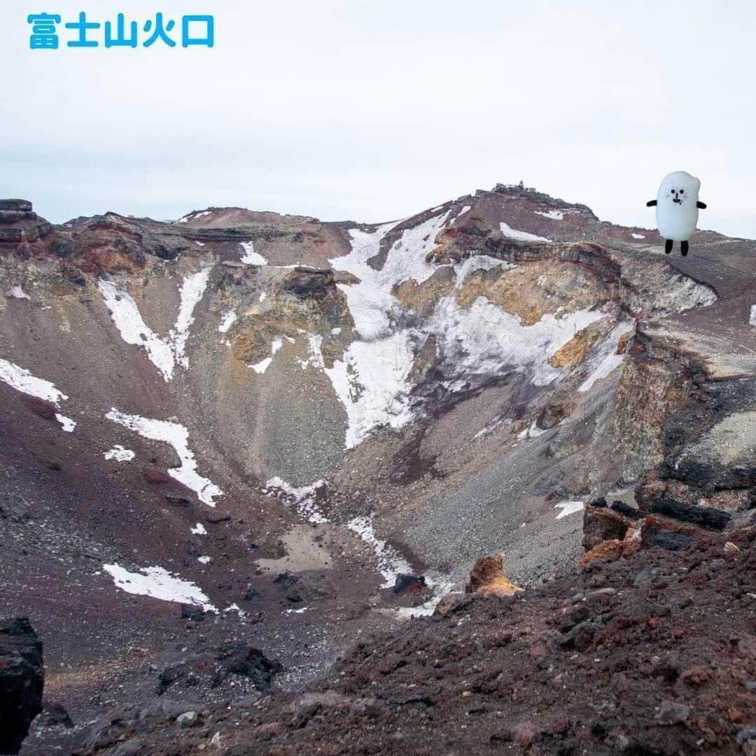 コメ助さんのインスタグラム写真 - (コメ助Instagram)「.  ついに！！ #富士山登頂 🗻✨  富士山は、2013年6月に #世界遺産 🌎に登録✨ 今年で10年を迎えたヨネ❣️  ぼくは、 #吉田ルート を使って時間をかけて ゆっくり登ったコメ👟💨  富士山の火口は、1周することができるコメ！ 大体1時間半くらいかかるみたいだヨネ⏳✨  #山小屋 では、 美味しい #コーヒー も飲んだコメ☕️🫧  みな産にも、 富士山の風景をプレゼントするヨネ☺️  一緒に登っている気持ちになれたらイ稲🥰 みな産の心が癒されますように(◍•ᴗ•◍)🌾  #山の日 #山 #世界遺産  #富士山 #fujisan #fuji #登山 #景色 #絶景 #japantravel #夏休み #旅行 #旅」8月11日 8時01分 - komenichiwa