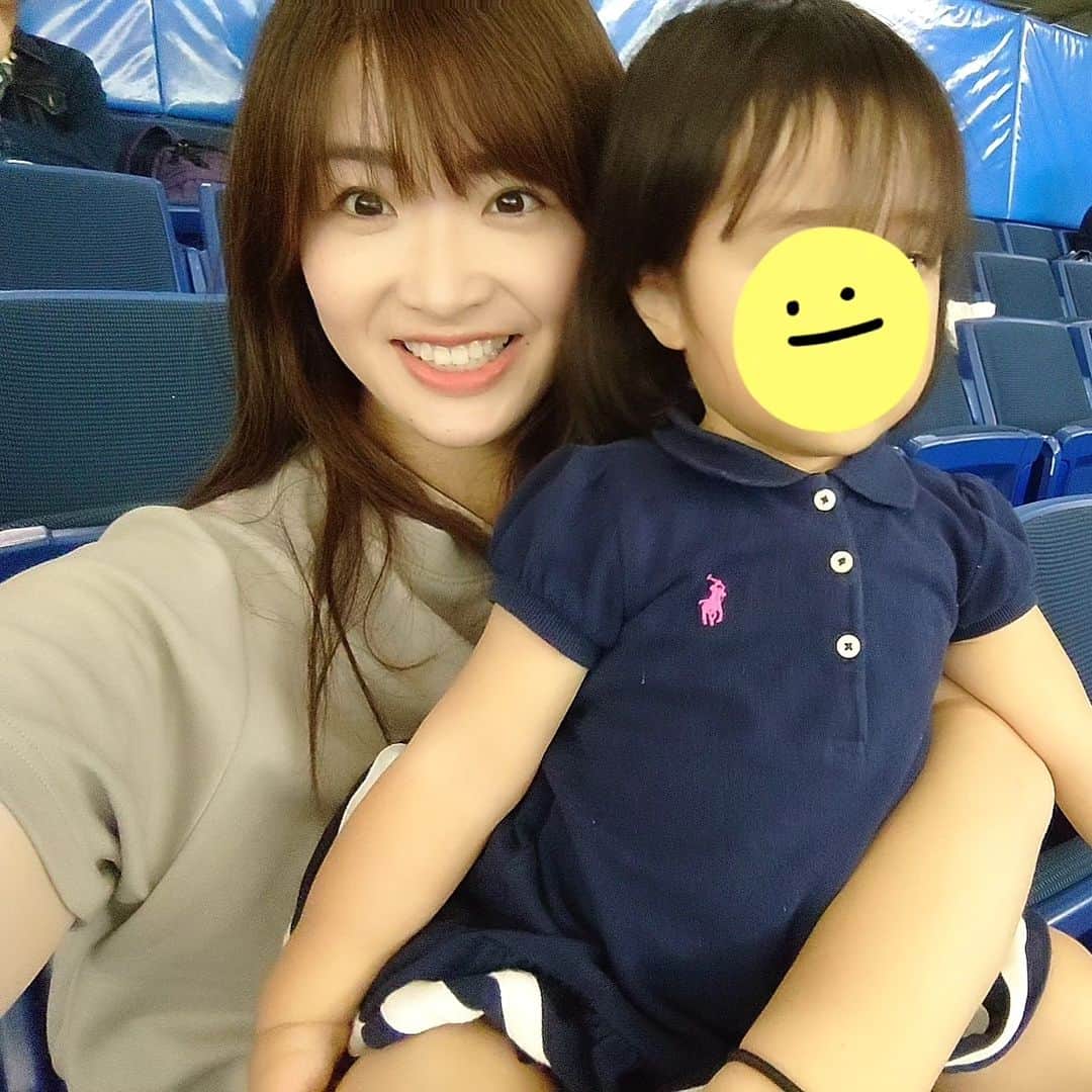 矢田部ゆかのインスタグラム：「時差投稿👻  都市対抗野球2023⚾前半戦  娘は生後1ヶ月半で都市対抗デビューしてて（五輪イヤーで11〜12月開催だったとはいえ今思うとチャレンジャー🤤）  今回は自分のあんよで歩けるし 応援もパチパチ楽しめるし 少しでも楽しんでくれてたらいいな😳  オカザえもんのことは警戒してた（笑） チアガールが好きすぎて「おねいさーん❤」って嬉しそうだった😂  #都市対抗野球  #都市対抗野球大会」