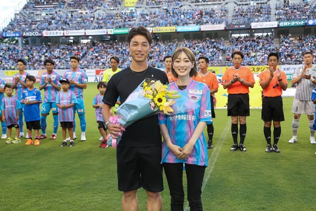 河田篤秀さんのインスタグラム写真 - (河田篤秀Instagram)「J通算200試合セレモニー⚽️  普段から感謝の気持ちは常に持っていますが、 こういう時にはより感謝の気持ちが増します。 たくさん応援してもらって、プレーさせてもらっているんだと改めて感じました 皆さんありがとうございます！ そして何より妻から花束がもらえて凄く嬉しかったです💐  ただ見ての通りユニフォームを着ていません 鳥栖にとって一年で1番大事であろう ホームでの福岡戦で ピッチに立つことすら出来ませんでした。 試合で活躍する選手に そして長く応援したくなる選手になるため これからも頑張っていきます！  #jleague #jリーグ   #アルビレックス新潟　#32 #9 #徳島ヴォルティス  #9 #大宮アルディージャ　#33 #10 #サガン鳥栖  #9  #河田篤秀  #現状維持は即衰退　  #アンダーアーマー」8月11日 8時12分 - atsushi_kawata_