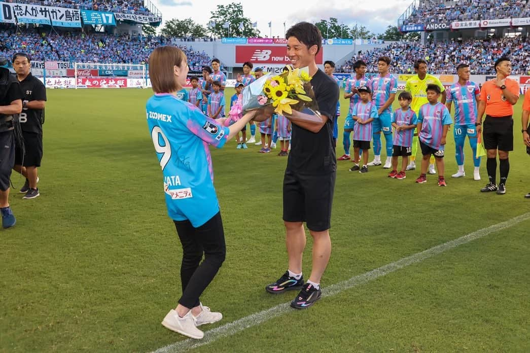 河田篤秀のインスタグラム：「J通算200試合セレモニー⚽️  普段から感謝の気持ちは常に持っていますが、 こういう時にはより感謝の気持ちが増します。 たくさん応援してもらって、プレーさせてもらっているんだと改めて感じました 皆さんありがとうございます！ そして何より妻から花束がもらえて凄く嬉しかったです💐  ただ見ての通りユニフォームを着ていません 鳥栖にとって一年で1番大事であろう ホームでの福岡戦で ピッチに立つことすら出来ませんでした。 試合で活躍する選手に そして長く応援したくなる選手になるため これからも頑張っていきます！  #jleague #jリーグ   #アルビレックス新潟　#32 #9 #徳島ヴォルティス  #9 #大宮アルディージャ　#33 #10 #サガン鳥栖  #9  #河田篤秀  #現状維持は即衰退　  #アンダーアーマー」