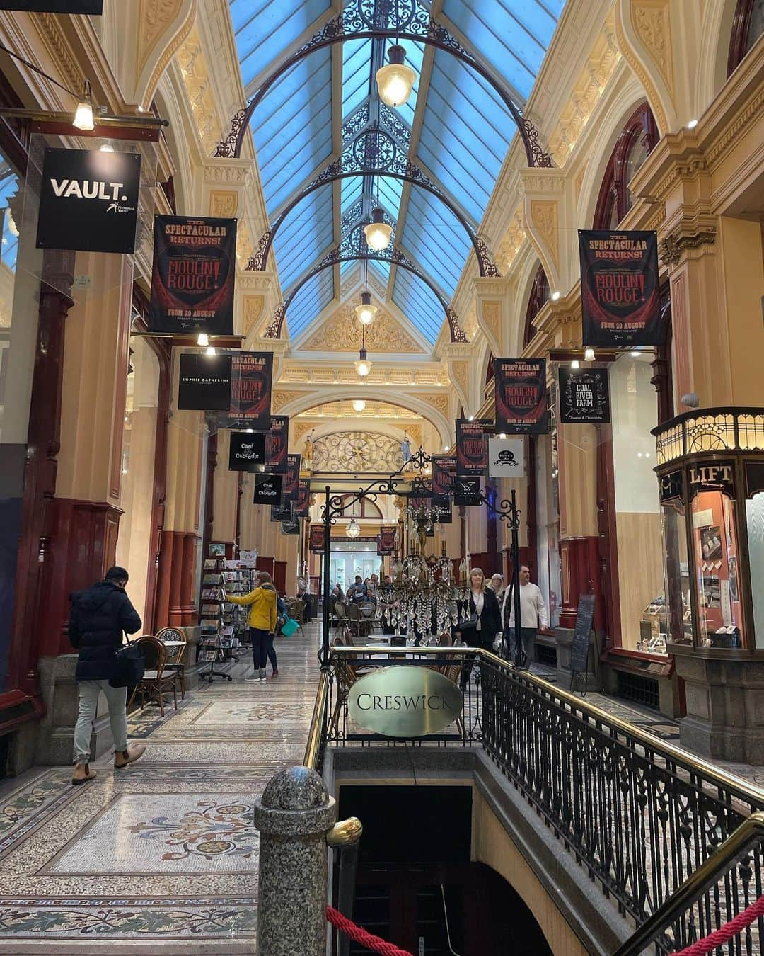 宮原巻由子のインスタグラム：「今日は海ではない場所から🥰 #娘とデート  #royalarcade #melbourne #city」