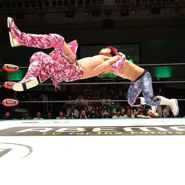 プロレスリング・ノアさんのインスタグラム写真 - (プロレスリング・ノアInstagram)「2023年8月10日 東京・後楽園ホール 【ABEMA presents N-1 VICTORY 2023】  AMAKUSA負傷奮戦、宮脇気を吐くも無念。小峠＆Hi69が1st Round突破!! 8.11後楽園でタダスケ＆YO-HEYの“GLG”とGHCジュニアタッグ次期挑戦者決定トーナメントFinal Round!!  ■見逃し配信はwrestleUNIVERSE‼️ 👀https://www.wrestle-universe.com/lives/dUHyPXccfP4K4Qd5Qd5Tsm . .  ■N-1シリーズチケットは絶賛発売中！ 良い席はお早めに！ https://www.noah.co.jp/schedule/ ⚪詳しくはプロフィール画面に記載のURLからご覧ください . ◆『ABEMA presents N-1 VICTORY 2023』特設サイト https://www.noah.co.jp/n12023/ . 【N-1 VICTORY 2023リアルタイム優勝予想サイト】開設！ プレゼントキャンペーン第1弾開催中！8/11まで！ 応募方法は、あなたが予想する今年のN-1優勝者を選ぶだけ！ 「予想上位3選手のシールセット」を抽選5名様にプレゼント🎁 ▼優勝予想特設ページはこちら https://abema-noah2023-n1.com . 👀『N-1 VICTORY 2023』はABEMA無料生中継‼️＆wrestleUNIVERSE生中継‼️ . 🔥NOAHを見るならWRESTLE UNIVERSE‼️🔥 . 🖥️【WRESTLE UNIVERSEはこちら】 👀https://www.wrestle-universe.com/ . . Hello to all Pro-Wrestling fans overseas!! WRESTLE UNIVERSE ,the leading wrestling video subscription site,Please register!! . ⏯️WRESTLE UNIVERSE is here!! 👀https://www.wrestle-universe.com/ . . . #noah_ghc #n12023 #プロレスリングノア #prowrestlingnoah #プロレス #prowrestler #prowrestling #ABEMA #wrestleUNIVERSE #プロレスフォト #instaprowrestling」8月11日 8時32分 - noah_ghc