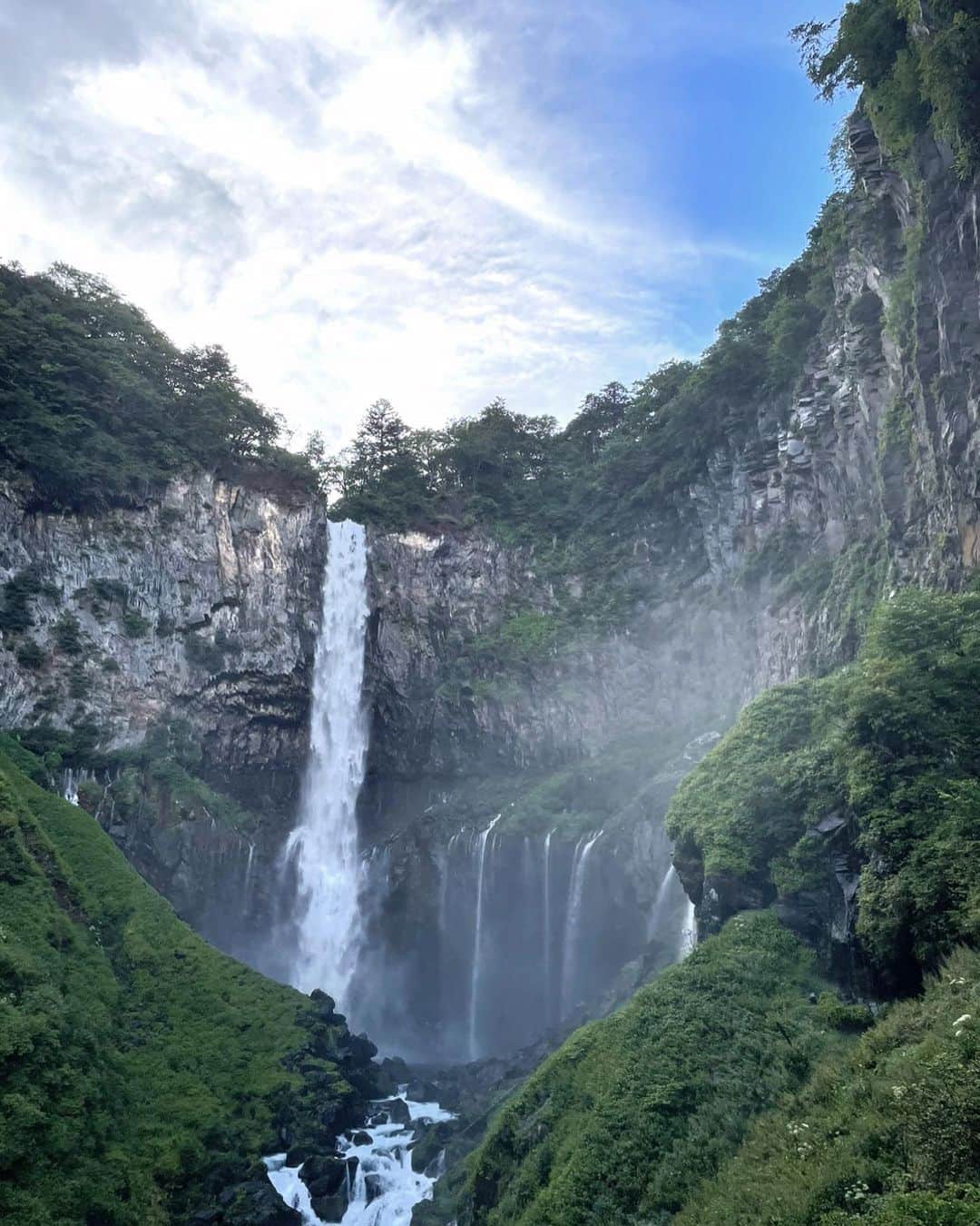 木村カレンのインスタグラム：「🌊 滝を見ると「マイナスイオンすごい〜！」と言ってしまうのは私だけではないはず。 . . . #華厳滝 #マイナスイオン #とは」