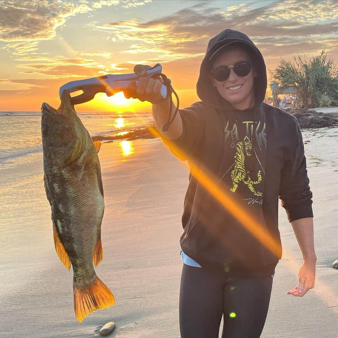 コートニー・コンローグのインスタグラム：「Grateful for this catch and moments like this. Evening surfs and fishing to end the day with my PIC」