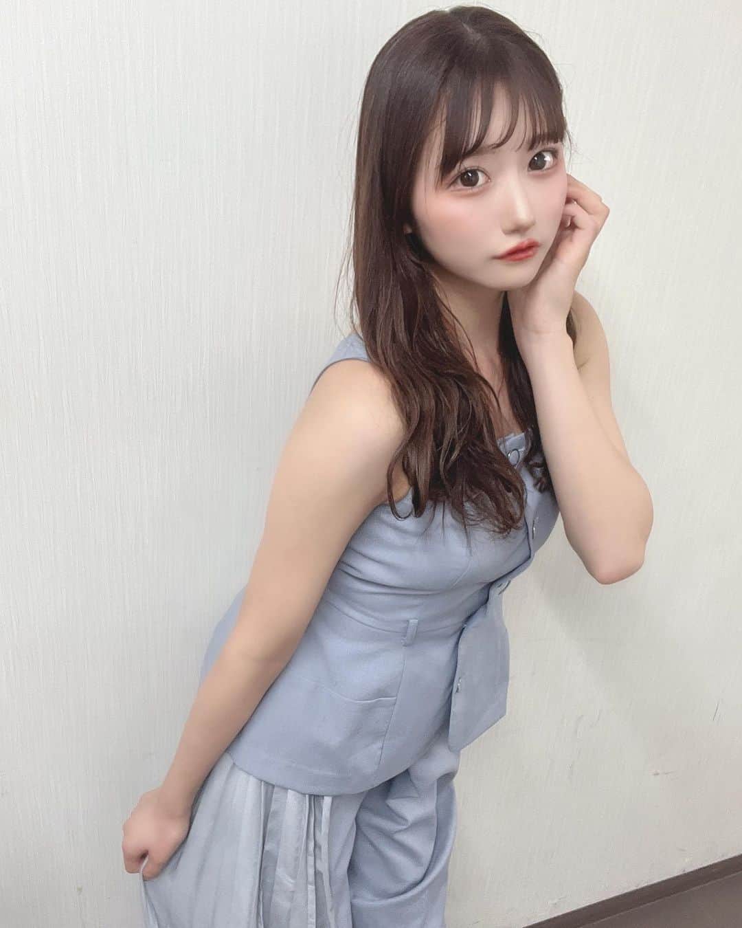 夢実あすかのインスタグラム：「おはよ‪‪❤︎‬今日も楽しい1日にしてこ´`*  ･  やっと私服で撮影できたー！衣装部屋まだ完成してなくて色んな服着れないお洋服のレパートリー増えたらきっと完成したと思って´`*笑笑全身鏡ずっと届かないよーどこお🥹  ．  ．  ．  ．  #japaneseidol #japanesegirl #idol #instagood #instalike #selca #followforfollowback #selfie #today #ootd #dailylook #instafashion #followme #アイドル前髪 #makeup #今日のコーデ  #アイドル  #アイドルメイク  #メイク  #夏コーデ #いいね返し #自撮り #自撮り女子 #自撮り界隈 #推してください #シンプルコーデ #セットアップ #セットアップコーデ #巻き髪」