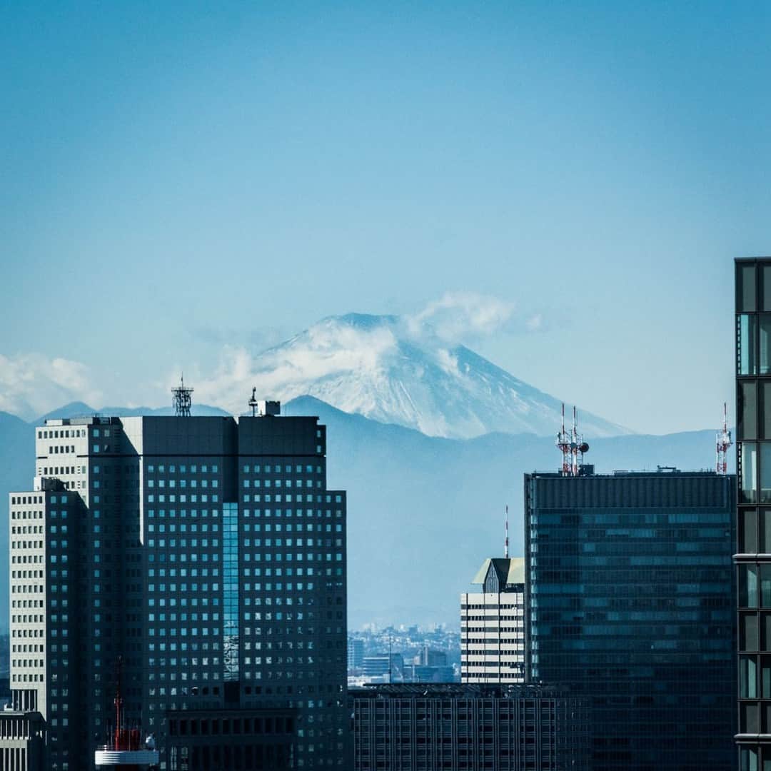 Shangri-La Hotel, Tokyoのインスタグラム：「8月11日（金）は山の日です。⁣ ⁣ この日は、「山に親しむ機会を得て、山の恩恵に感謝する」という国民の祝日です。緑に包まれに山を訪れたり、遠くから眺めているだけでも気持ちいい気分にしてくれる山。⁣ ⁣ 豊かな自然を感じながら、良い休日をお過ごしください。⁣ ⁣ August 11 is Mountain Day in Japan.⁣ ⁣ Today is to appreciate the blessings of the mountains that makes you feel good just by visiting it surrounded by greenery and looking at it from afar and whole nature.⁣ ⁣ Place yourself in rich nature and spend a refreshing holiday.⁣ ⁣ #shangrilacircle #myshangrila #shangrilahotels #shangrila #shangrilatokyo #tokyotravel #tokyotrip #tokyostation #シャングリラ #シャングリラ東京 #シャングリラサークル #東京駅 #丸の内 #大手町 #山の日」