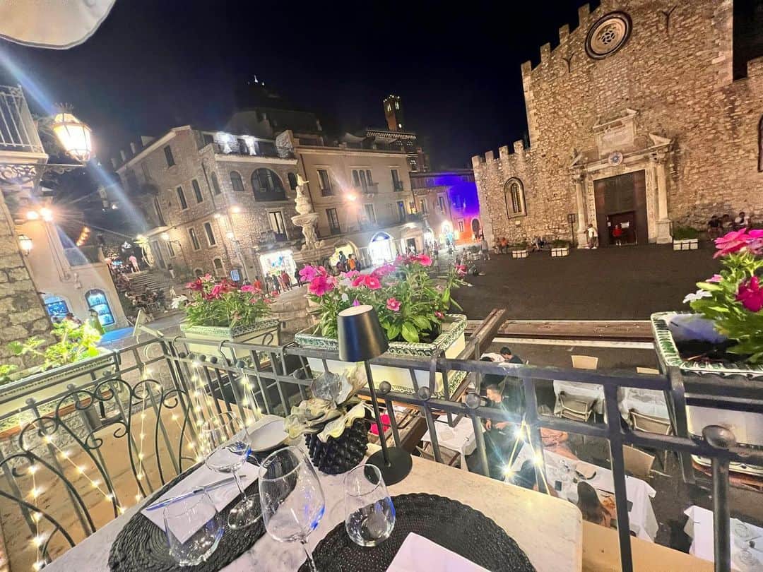 ステファニー・ブリットのインスタグラム：「Apenas a vista do nosso jantar nessa cidade que é puro charme e ganhou fácil fácil meu coração…」