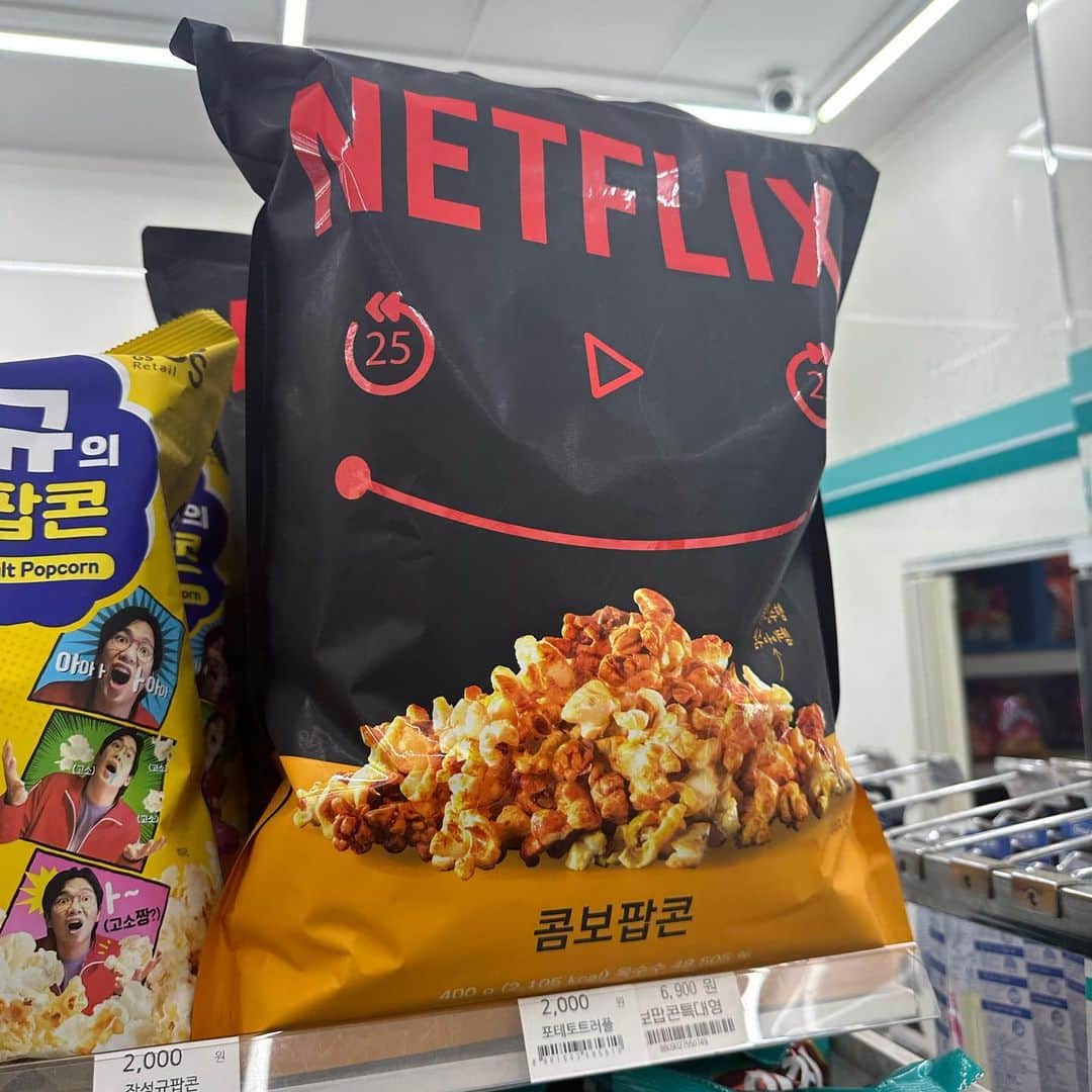 とぎもちさんのインスタグラム写真 - (とぎもちInstagram)「. 【韓国 🇰🇷 KOREA】  韓国のコンビニで売られる Netflixのお菓子シリーズ！  マカダミアチーズミックスナッツ🥜🧀  なんとも言えない やみつきパウダーの味で 食べ出すと止まらない めっちゃ美味しい😭💓💓  Netflixで映画のおともに 食べながら見れるものばかりらしい♪  特大のキャラメルポップコーンも 売られてた🍿💕  また買います🫣💓  #netflix #韓国 #韓国コンビニ #netflixお菓子 #ネットフリックス #マカダミアチーズミックスナッツ #キャラメルポップコーン #お菓子 #韓国お菓子 #넷플릭스 #넷플릭스코리아 #마카다미아치즈믹스넛 #팝콘 #とぎもちnetfrix #とぎもちネットフリックス #とぎもちマカダミアチーズミックスナッツ #とぎもちナッツ」8月11日 8時59分 - togistagram