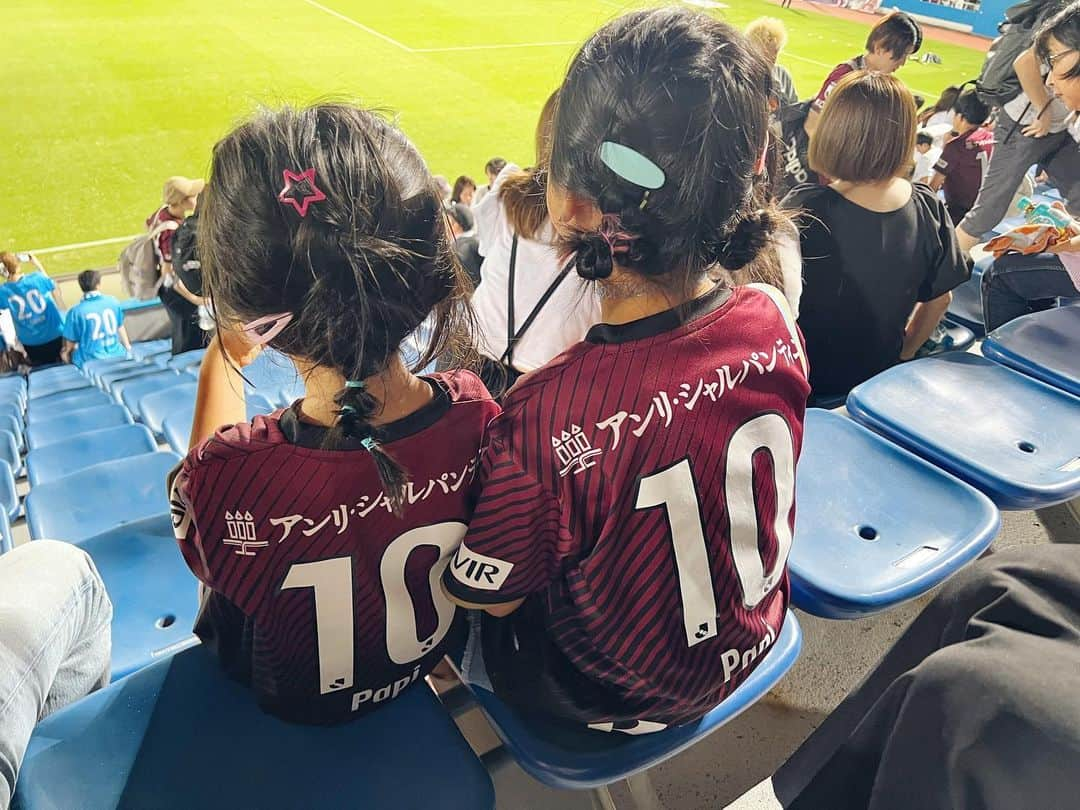 三輪麻未のインスタグラム：「夏休みは、HomeはもちろんAwayもパパの応援💪  @visselkobe 💫💫 #サッカー観戦#ヴィッセル神戸#Jリーグ」