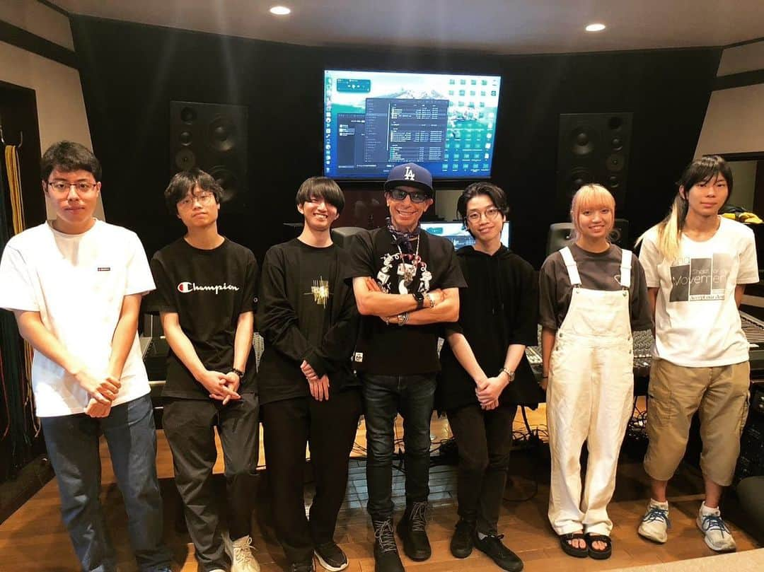 Tokyo School of Music&danceさんのインスタグラム写真 - (Tokyo School of Music&danceInstagram)「Joey Carbone先生 音楽クリエーター特別講義🌻 2023.08.10(Thu)  King&Prince / SixTONES / Sexy Zoneなどのジャニーズアーティストをはじめ、数々のJ-POPアーティストの楽曲を手がける 海外教育顧問:ジョーイ・カルボーン先生の特別講義！今年度第2回目の夏季特別講習でした👏👏✨✨  Joey先生が普段意識している作曲のコツをたくさん伺い、1人ひとりにたくさんアドバイスをいただきました！！🤩  Joey先生、ありがとうございました🔥🔥 またぜひ、お待ちしております！！ @joeycarbonemusic   #20230810 #tsm #tsm西葛西 #tsm西葛西校 #東京スクールオブミュージックandダンス専門学校 #tokyoschoolofmusicanddance #音楽 #ダンス #作曲 #編曲 #作曲家 #アレンジャー #エンタメ #エンターテインメント #専門学校 #music #dance #entertainment #entertainer #school #schoollife #student #studentlife #composer #creative #ジャニーズ #KPQP #joeycorbone #ジョーイカルボーン」8月11日 9時11分 - tsm_musicdance