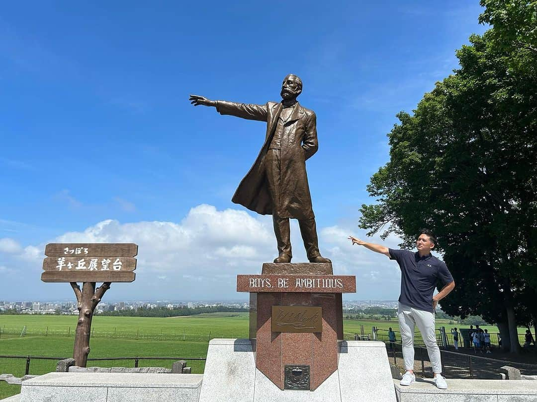 杉谷拳士さんのインスタグラム写真 - (杉谷拳士Instagram)「. 【夏の思い出】  Boys be ambitious 少年よ大志を抱け  札幌ドーム横の展望台に行きました🤗 クラーク博士が想像よりも大きく、思わず同じポーズを😊💪‼︎ 北海道の大地の香りを感じています笑笑✌️  JTBの皆さん素敵な夏の思い出をありがとうございます‼️‼︎ 大変お世話になりました。  #夏 #summer #思い出 #jtb #エスコンにも #ファイターズ勝ったし良かった」8月11日 9時11分 - kenshi.02