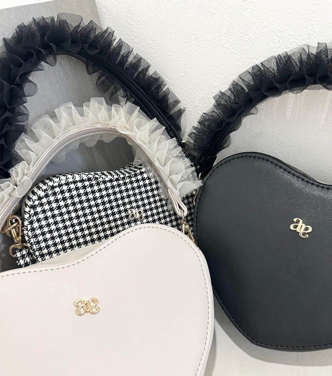 AnMILLEさんのインスタグラム写真 - (AnMILLEInstagram)「Án MILLE Bag Collection♥︎ ㅤㅤㅤㅤㅤㅤㅤㅤㅤㅤㅤㅤㅤ 第一弾 8/10〜発売開始！！ ㅤㅤㅤㅤㅤㅤㅤㅤㅤㅤㅤㅤㅤ #ハートチュールショルダーバッグ ¥7,900 【PIBE/BK/千鳥】 ㅤㅤㅤㅤㅤㅤㅤㅤㅤㅤㅤㅤㅤ #アンミール #anmille #フェミニンコーデ #coordinate #code #大人可愛い #ootd #outfit #ファッション」8月11日 9時12分 - anmille.official