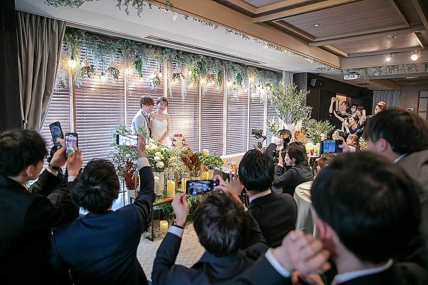 フォーチュン イン ザ テラス ≪新潟県新潟市：結婚式場≫さんのインスタグラム写真 - (フォーチュン イン ザ テラス ≪新潟県新潟市：結婚式場≫Instagram)「. #メイン装花  . フォーチュンならではの メイン装花☀︎  天井からの装飾で お写真も映える 上質×アットホームな会場に。 . 新潟の天候に左右されない ゲストと過ごせる本質を大事にしたウエディングステージ  ＿＿＿＿＿＿＿＿＿＿＿＿＿＿＿＿＿＿ ブライダルフェア予約や卒花レポートは 【@fortune_wedding】のトップページ 【URL】から𝑪𝒉𝒆𝒄𝒌!! ＿＿＿＿＿＿＿＿＿＿＿＿＿＿＿＿＿＿」8月11日 9時15分 - fortune_wedding