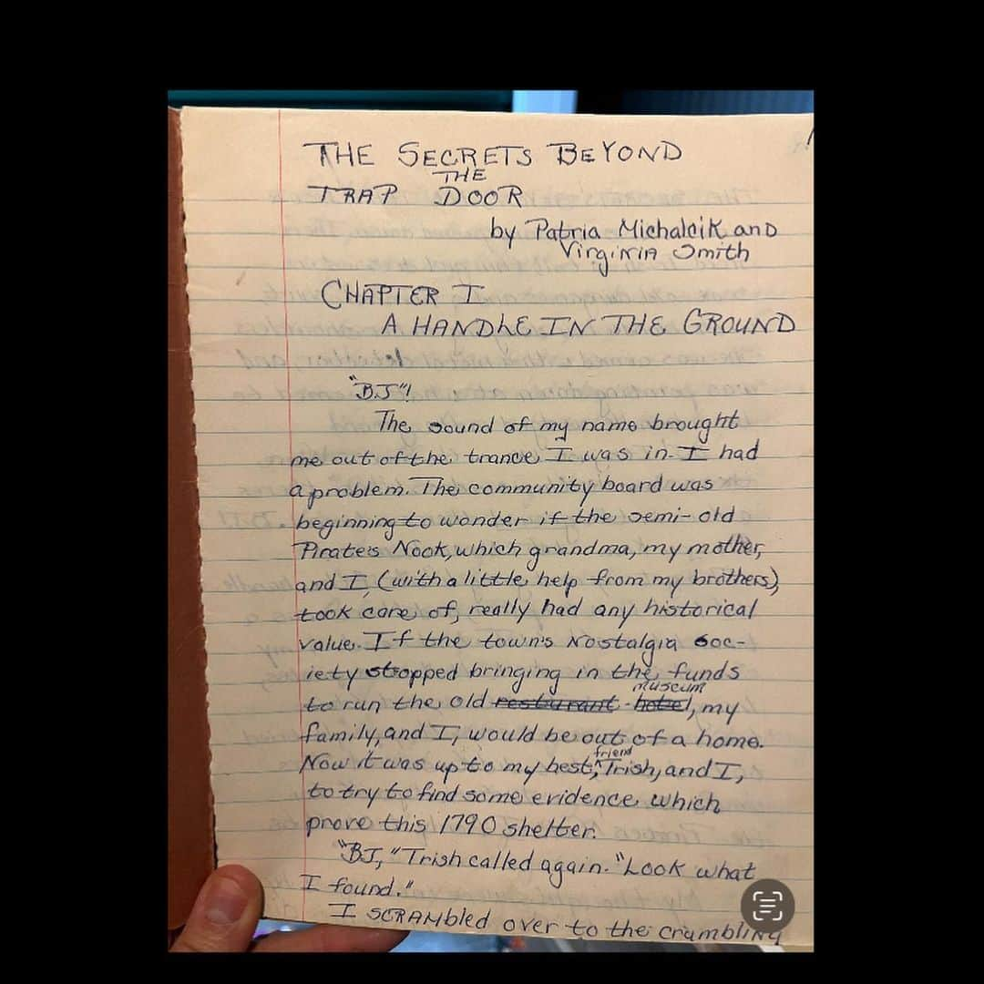 ケヴィン・スミスさんのインスタグラム写真 - (ケヴィン・スミスInstagram)「Happy Birthday to my one and only sister,  @virginia_in_vienna - who first introduced the concept of creative writing to me, thus damning the world to decades of my Askewniverse nonsense.  As your standard issue younger brother, I was always snooping around Virginia’s room - and one afternoon, while on an investigative crusade, I found a notebook emblazoned with the title “The Secrets Beyond the Cellar Door.” When I demanded to know what this was all about, Virginia explained that she was writing a book with her friend about an imagined adventure.  “You can’t do that,” I opined. “You gotta ask the government first!”  My patient sister inquired “Why do you think that?”  I explained that our  @moncolibrary cards had official state seals, with the implication being books required permissions from higher authorities.  Virginia disabused me of this naive notion when she revealed “You never have to ask anybody for permission to write something, because writing is all about the freedom of expression. If you wanna write, you can just write. Anything you want.”  This tacit permission to embrace imagination altered the course of my life and helped to turn me into an artist. It opened up the world to me, so I’ll always feel a debt of gratitude to Virginia for putting me on a path with advice I still heed today: if I wanna write, I don’t wait for someone to grant me permission - I just start stringing sentences together on a blank page until I’m somewhere i wanna be. Thanks, Gah-Gee-Ah (which is how I used to say Virginia’s name when I was a toddler) for some of the best advice I ever got in my life. I love you, Sis! #KevinSmith #virginiasheridan」8月11日 9時15分 - thatkevinsmith