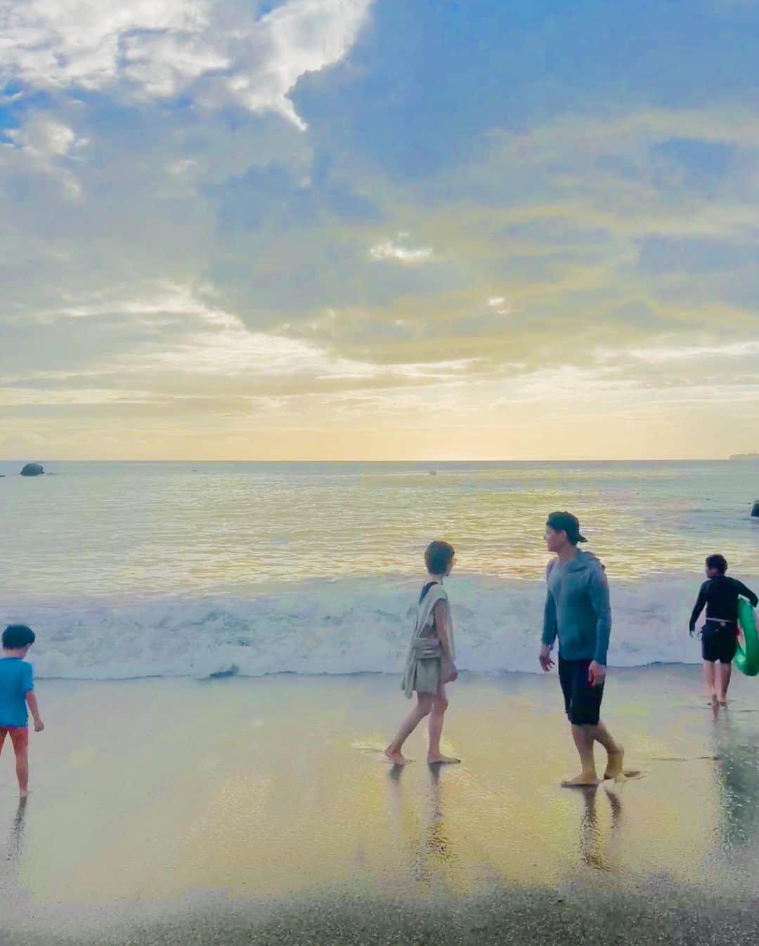 Hiroe Hiranoさんのインスタグラム写真 - (Hiroe HiranoInstagram)「妹と甥っ子たちと海遊び。 連日、遊びに忙しい😆笑  また幸せな夏の思い出ができました☀️ ありがとう🍧🍍🌴  夫や家族があそんでいる海を見ながら、 穏やかな気持ちで過ごしている この環境に感謝でいっぱいになった。  人とのつながりや環境が 未来を創り出していきますね💎  20、30代とフェーズを経て、 ほんとに人のご縁に恵まれて生きてきた私。  また新たな出会いが広がっていき、 40代はその積み上げてきたシードの花が開いていき、 そして未来のシードも摘み取りながら、 大切に育てていく時期なんだなーと実感する毎日🌱  神秘的なサンセット✨  #mywellbeing #マイウェルビーイング #family #家族 #夏の思い出」8月11日 9時22分 - hiroe_hirano