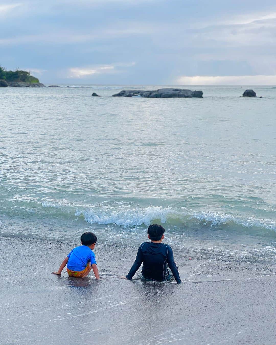Hiroe Hiranoさんのインスタグラム写真 - (Hiroe HiranoInstagram)「妹と甥っ子たちと海遊び。 連日、遊びに忙しい😆笑  また幸せな夏の思い出ができました☀️ ありがとう🍧🍍🌴  夫や家族があそんでいる海を見ながら、 穏やかな気持ちで過ごしている この環境に感謝でいっぱいになった。  人とのつながりや環境が 未来を創り出していきますね💎  20、30代とフェーズを経て、 ほんとに人のご縁に恵まれて生きてきた私。  また新たな出会いが広がっていき、 40代はその積み上げてきたシードの花が開いていき、 そして未来のシードも摘み取りながら、 大切に育てていく時期なんだなーと実感する毎日🌱  神秘的なサンセット✨  #mywellbeing #マイウェルビーイング #family #家族 #夏の思い出」8月11日 9時22分 - hiroe_hirano