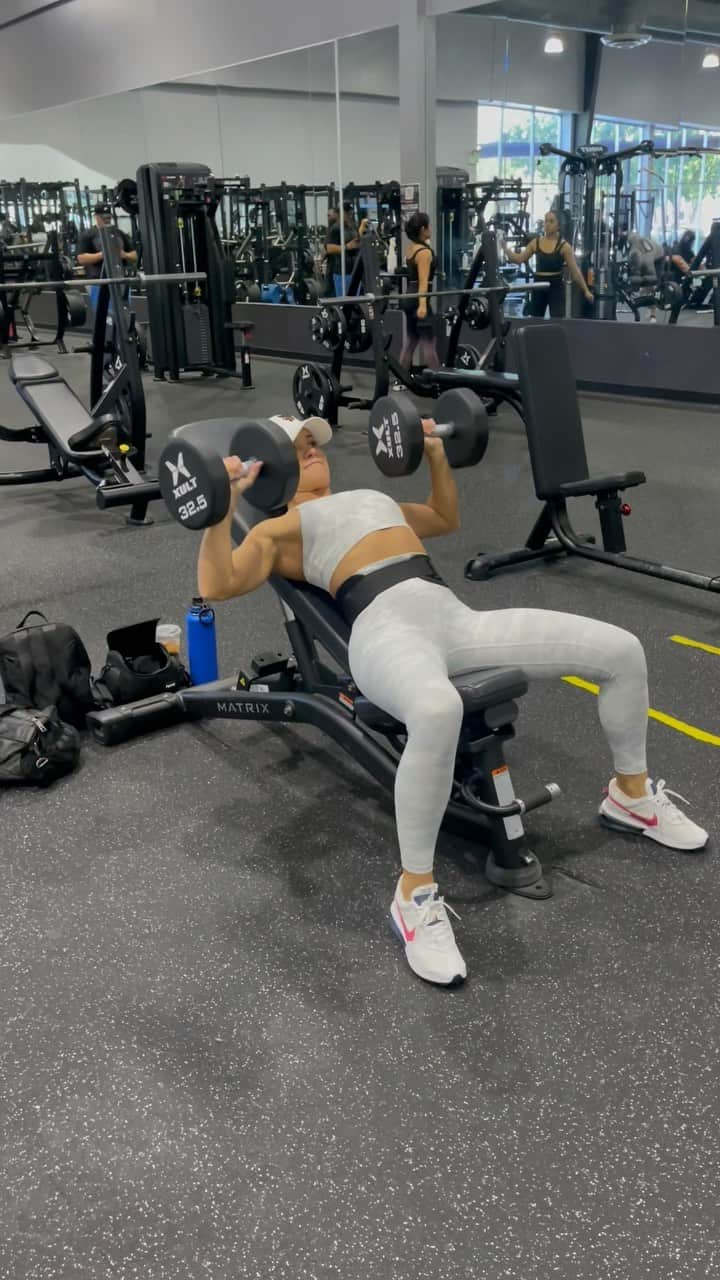 Jessica Arevaloのインスタグラム：「FULL UPPER BODY WORKOUT POWERED BY| @essinutrition   OUTFIT DETAILS| @jessicaarevalocollection   NOW TAKING NEW CLIENTS START YOUR JOURNEY WITH ME TODAY! LINK IN BIO TO SIGN UP!💪🏼  Full upper body workout!👇🏼  Incline Chest Press  Neutral Grip Pulldowns  Landmine Press  Close Grip Seated Row  Lateral Raise Machine  EZ Bar Curls  Skull Crushers  Every exercise I do 4 sets (including 1 warm up set) 8-10 reps & 60 second rests in between! If you try this workout let me know how you like it!💪🏼」