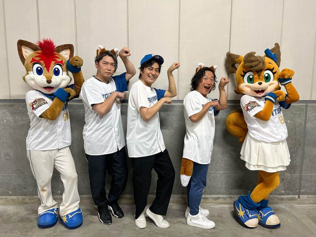 北海道日本ハムファイターズ フレップさんのインスタグラム写真 - (北海道日本ハムファイターズ フレップInstagram)「． 【ファーストピッチ】  北海道を舞台にした大人気アニメ『ゴールデンカムイ』の声優さん達がきてくれたよ✨  杉元佐一役　#小林親弘 さん 月島軍曹役　#竹本英史 さん 鯉登少尉役　#小西克幸 さん YMCAも踊ってくれてありがとう😆⭐️  #北海道日本ハムファイターズ　 #lovefighters  #新時代　#FANSAREOURTREASURE  #フレップ #ポリーポラリス」8月11日 9時30分 - frep_the_fox