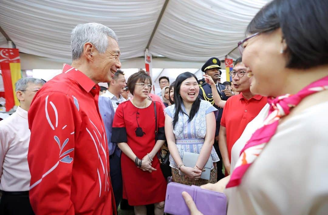 リー・シェンロンさんのインスタグラム写真 - (リー・シェンロンInstagram)「Many state events are held at the Istana, but the National Day Reception is special, where Singaporeans from all walks of life gather to celebrate our nation.   It was also President @halimahyacob’s last National Day Reception as President, which made it all the more memorable and meaningful.   Glad that we were also able to thank our grassroot leaders, volunteers, athletes, and guests who are all striving in their own ways to contribute to their communities, and make the Singapore of tomorrow shine even brighter. – LHL 🇸🇬   (MCI Photos by Lim Sin Thai and Ngau Kai Yan)」8月11日 9時34分 - leehsienloong