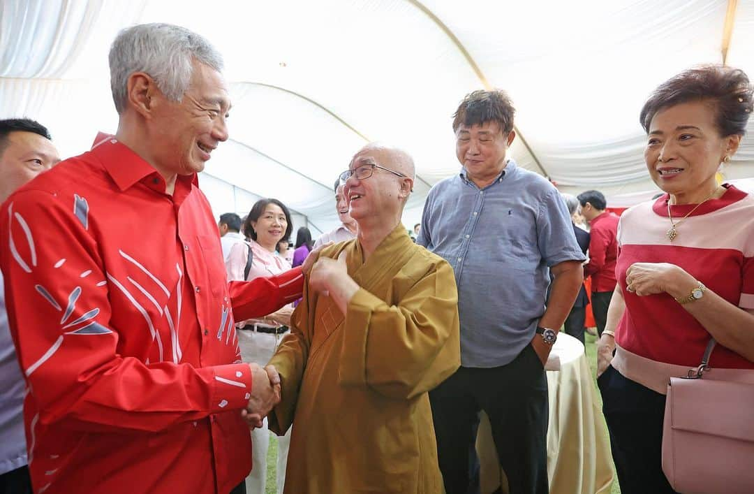 リー・シェンロンさんのインスタグラム写真 - (リー・シェンロンInstagram)「Many state events are held at the Istana, but the National Day Reception is special, where Singaporeans from all walks of life gather to celebrate our nation.   It was also President @halimahyacob’s last National Day Reception as President, which made it all the more memorable and meaningful.   Glad that we were also able to thank our grassroot leaders, volunteers, athletes, and guests who are all striving in their own ways to contribute to their communities, and make the Singapore of tomorrow shine even brighter. – LHL 🇸🇬   (MCI Photos by Lim Sin Thai and Ngau Kai Yan)」8月11日 9時34分 - leehsienloong