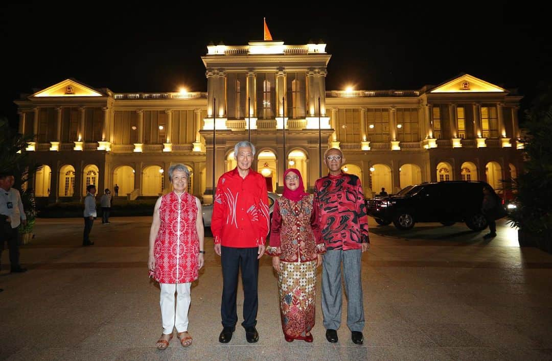 リー・シェンロンさんのインスタグラム写真 - (リー・シェンロンInstagram)「Many state events are held at the Istana, but the National Day Reception is special, where Singaporeans from all walks of life gather to celebrate our nation.   It was also President @halimahyacob’s last National Day Reception as President, which made it all the more memorable and meaningful.   Glad that we were also able to thank our grassroot leaders, volunteers, athletes, and guests who are all striving in their own ways to contribute to their communities, and make the Singapore of tomorrow shine even brighter. – LHL 🇸🇬   (MCI Photos by Lim Sin Thai and Ngau Kai Yan)」8月11日 9時34分 - leehsienloong