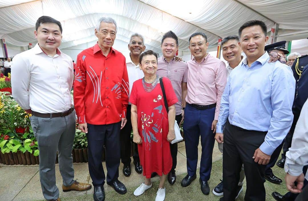 リー・シェンロンさんのインスタグラム写真 - (リー・シェンロンInstagram)「Many state events are held at the Istana, but the National Day Reception is special, where Singaporeans from all walks of life gather to celebrate our nation.   It was also President @halimahyacob’s last National Day Reception as President, which made it all the more memorable and meaningful.   Glad that we were also able to thank our grassroot leaders, volunteers, athletes, and guests who are all striving in their own ways to contribute to their communities, and make the Singapore of tomorrow shine even brighter. – LHL 🇸🇬   (MCI Photos by Lim Sin Thai and Ngau Kai Yan)」8月11日 9時34分 - leehsienloong