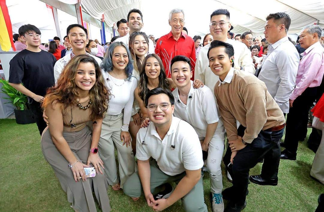 リー・シェンロンさんのインスタグラム写真 - (リー・シェンロンInstagram)「Many state events are held at the Istana, but the National Day Reception is special, where Singaporeans from all walks of life gather to celebrate our nation.   It was also President @halimahyacob’s last National Day Reception as President, which made it all the more memorable and meaningful.   Glad that we were also able to thank our grassroot leaders, volunteers, athletes, and guests who are all striving in their own ways to contribute to their communities, and make the Singapore of tomorrow shine even brighter. – LHL 🇸🇬   (MCI Photos by Lim Sin Thai and Ngau Kai Yan)」8月11日 9時34分 - leehsienloong